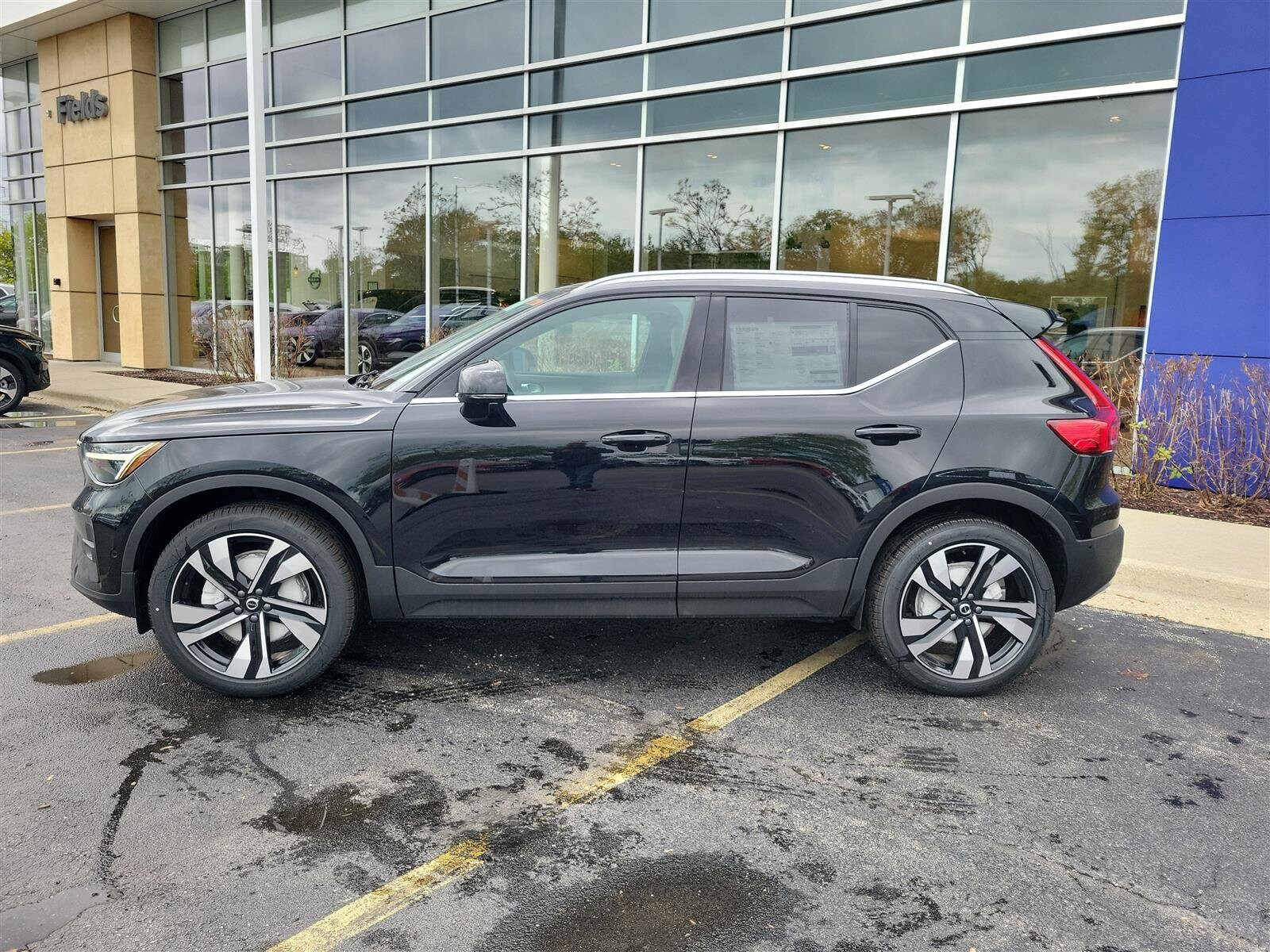2025 Volvo XC40 photo 2