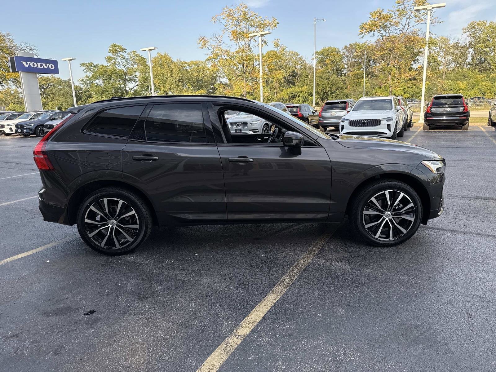 2025 Volvo XC60 B5 Plus photo 4