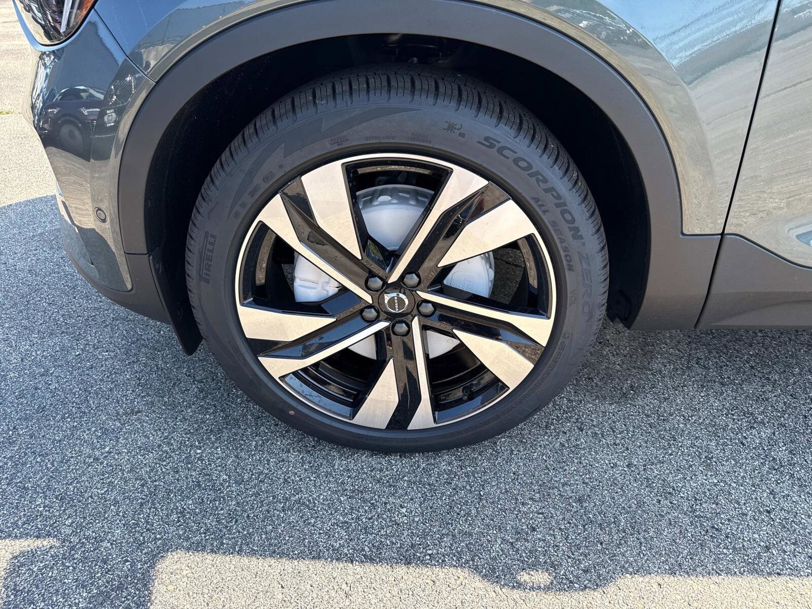2026 Volvo XC40 photo 3