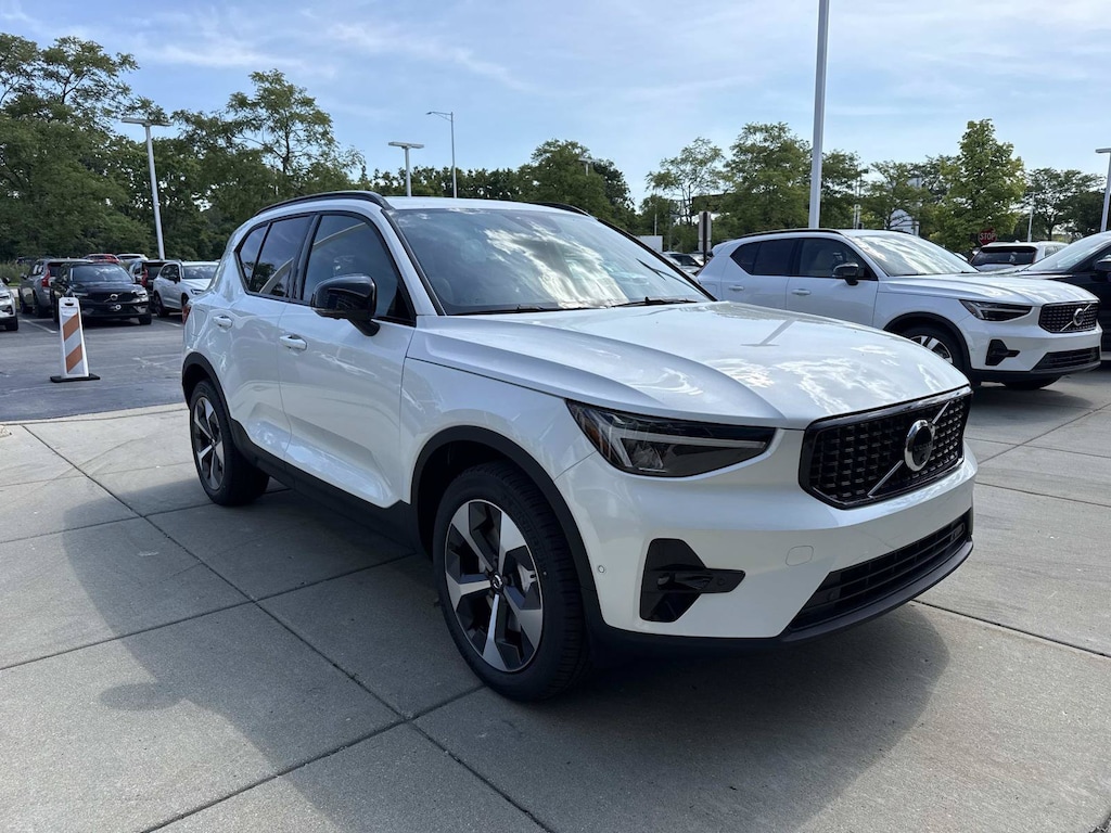 New 2026 Volvo XC40 B5 Plus SUV