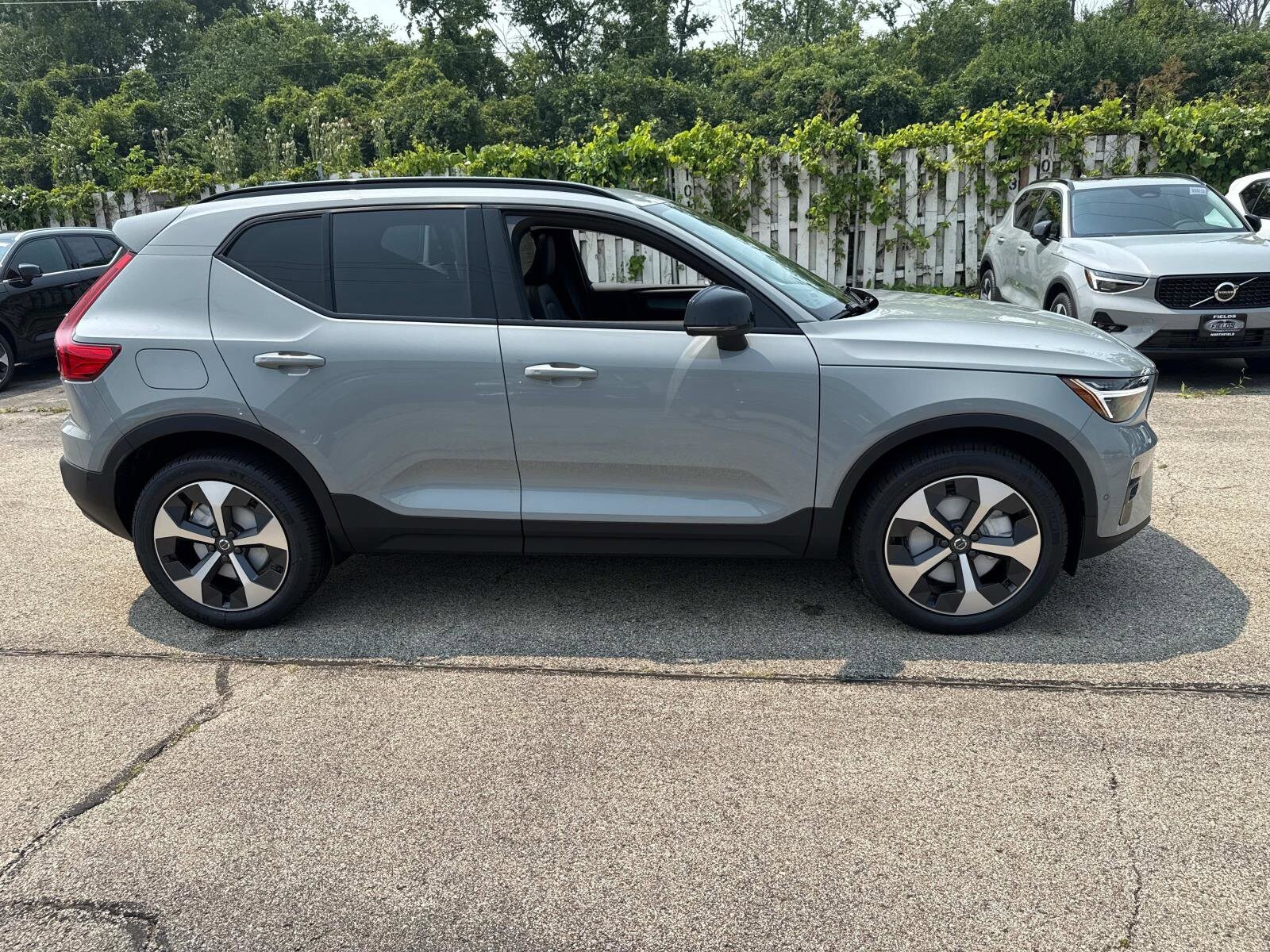 2026 Volvo XC40 Plus photo 3