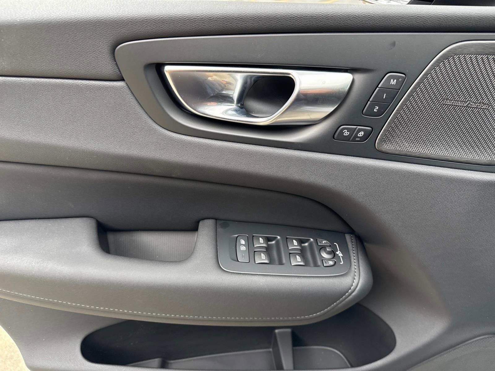 2026 Volvo XC60 Plus - Photo 17