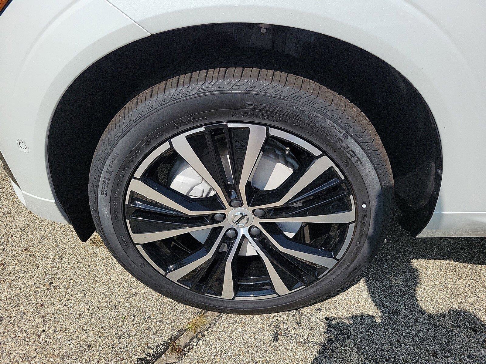 2025 Volvo XC60 B5 Plus photo 3