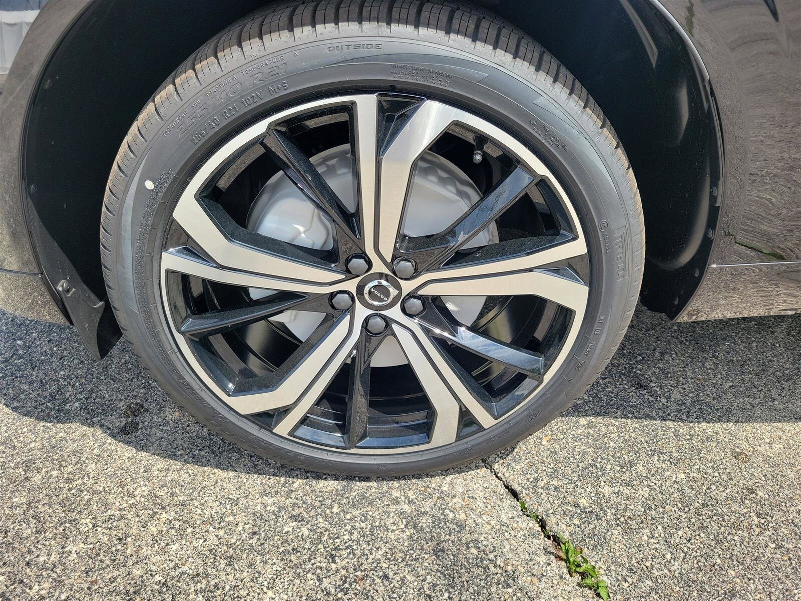 2025 Volvo XC60 B5 photo 2