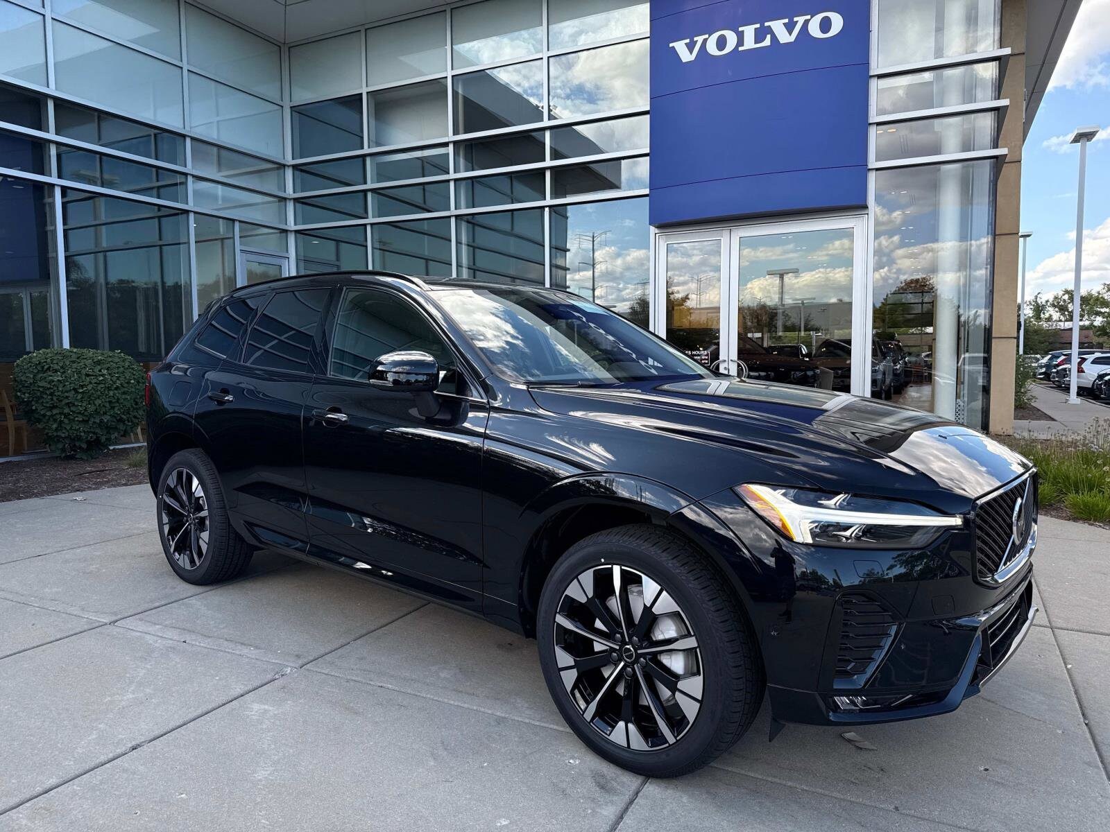 2026 Volvo XC60 B5 Plus photo 3