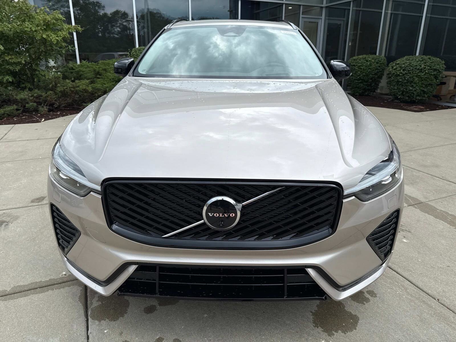 2026 Volvo XC60 B5 photo 2