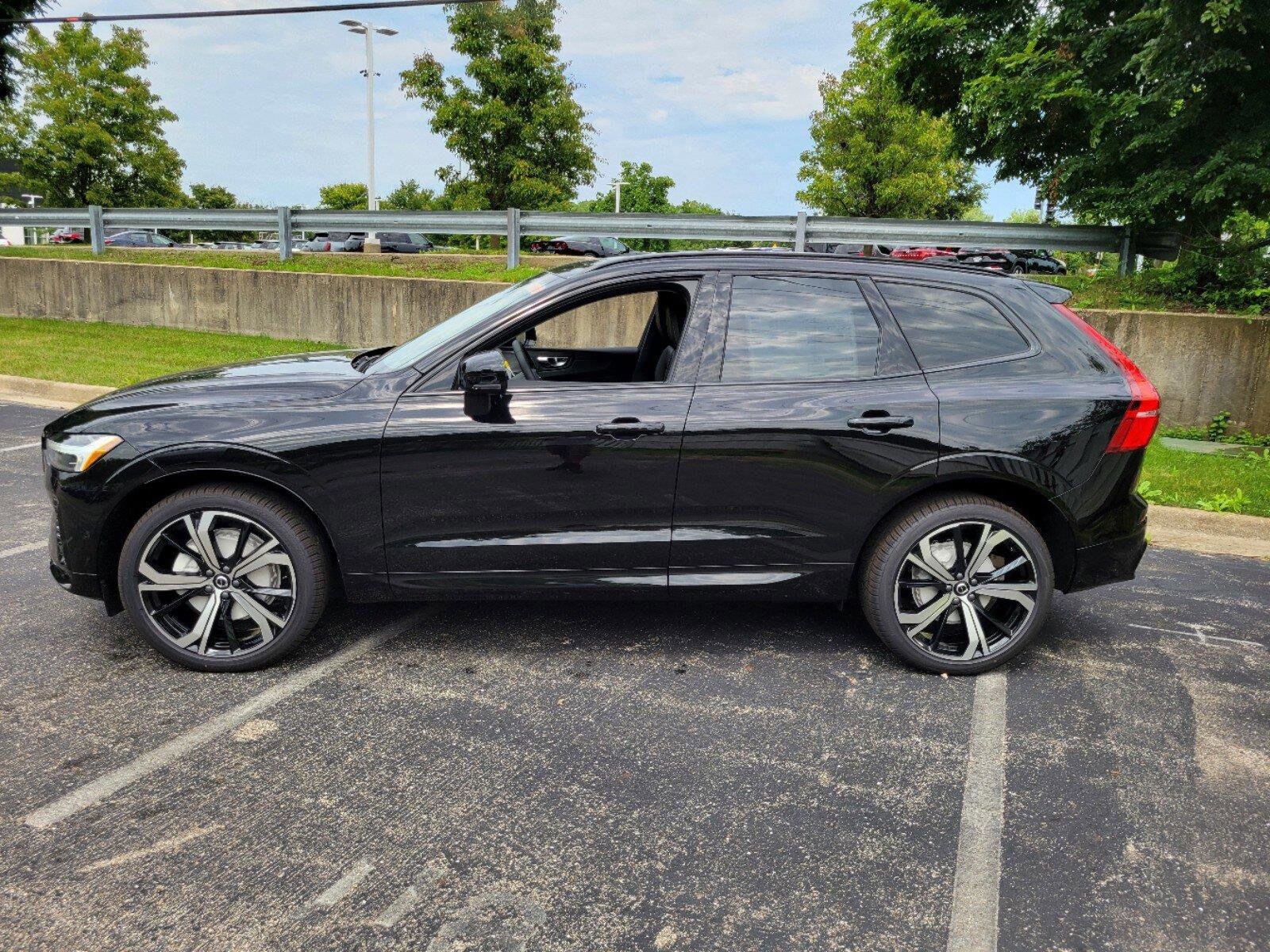 2025 Volvo XC60 B5 photo 2