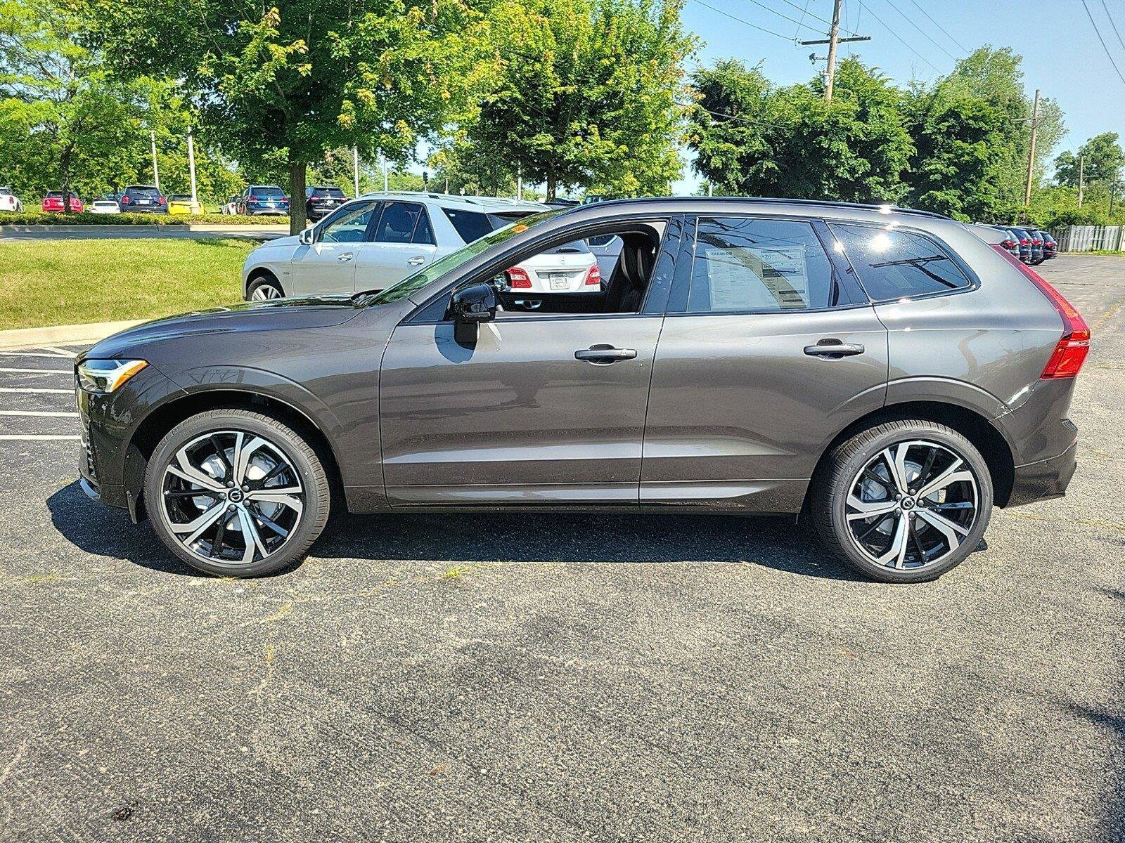 2025 Volvo XC60 B5 photo 2