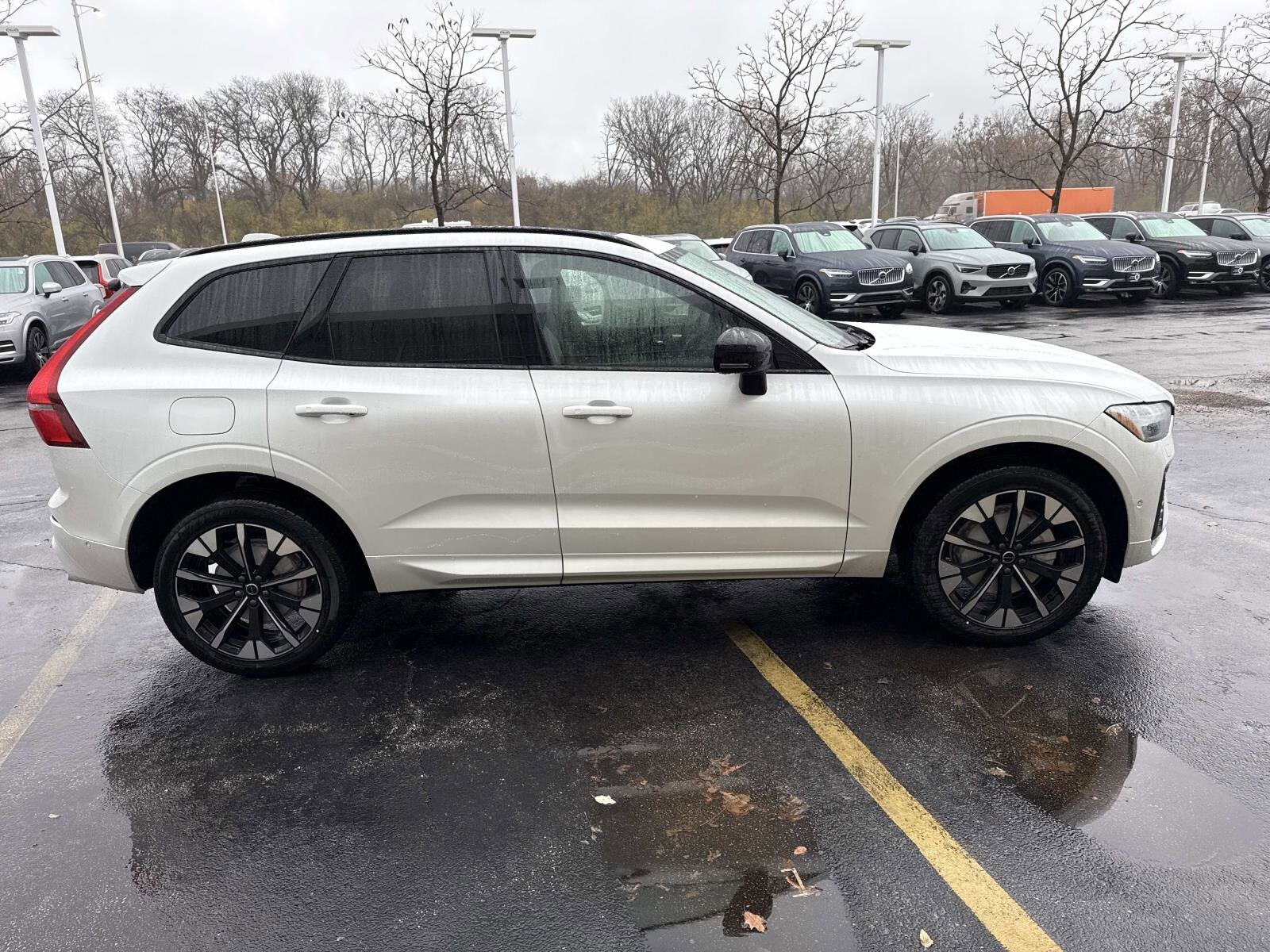 2026 Volvo XC60 Plus photo 4