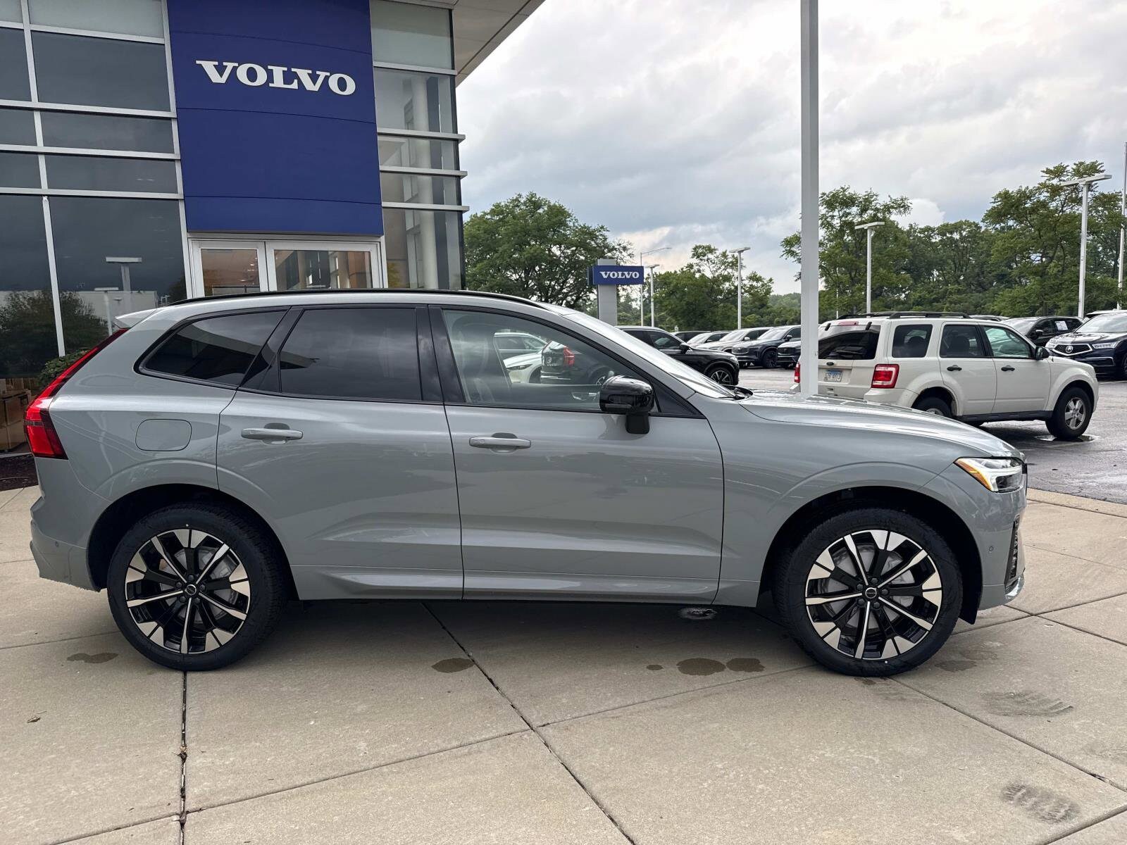 2026 Volvo XC60 B5 Plus photo 4