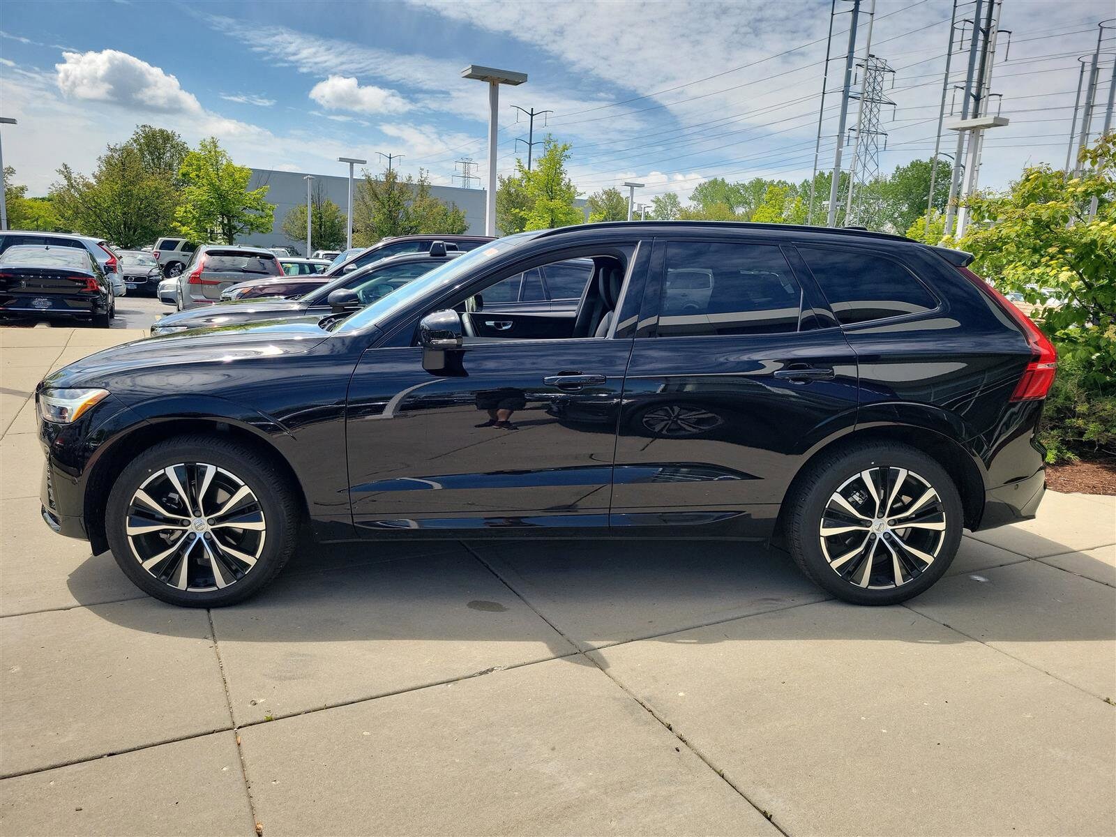 2025 Volvo XC60 B5 Plus photo 2