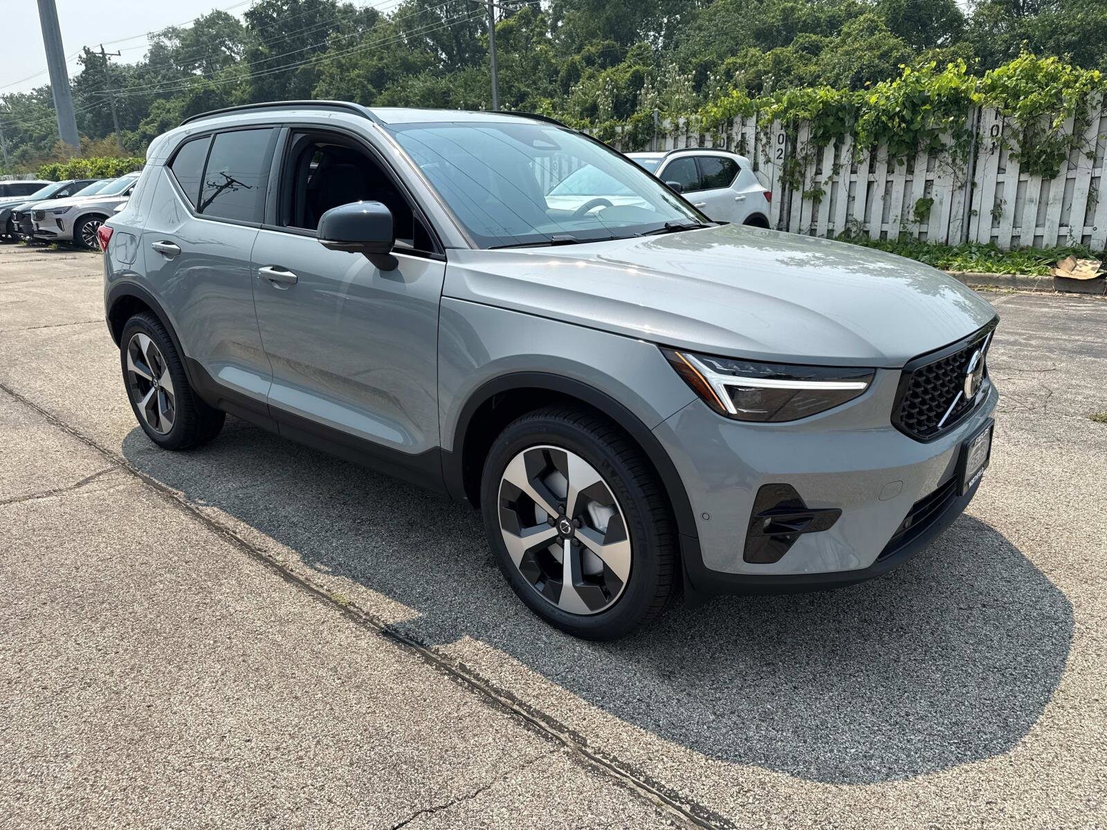 2026 Volvo XC40 Plus photo 2