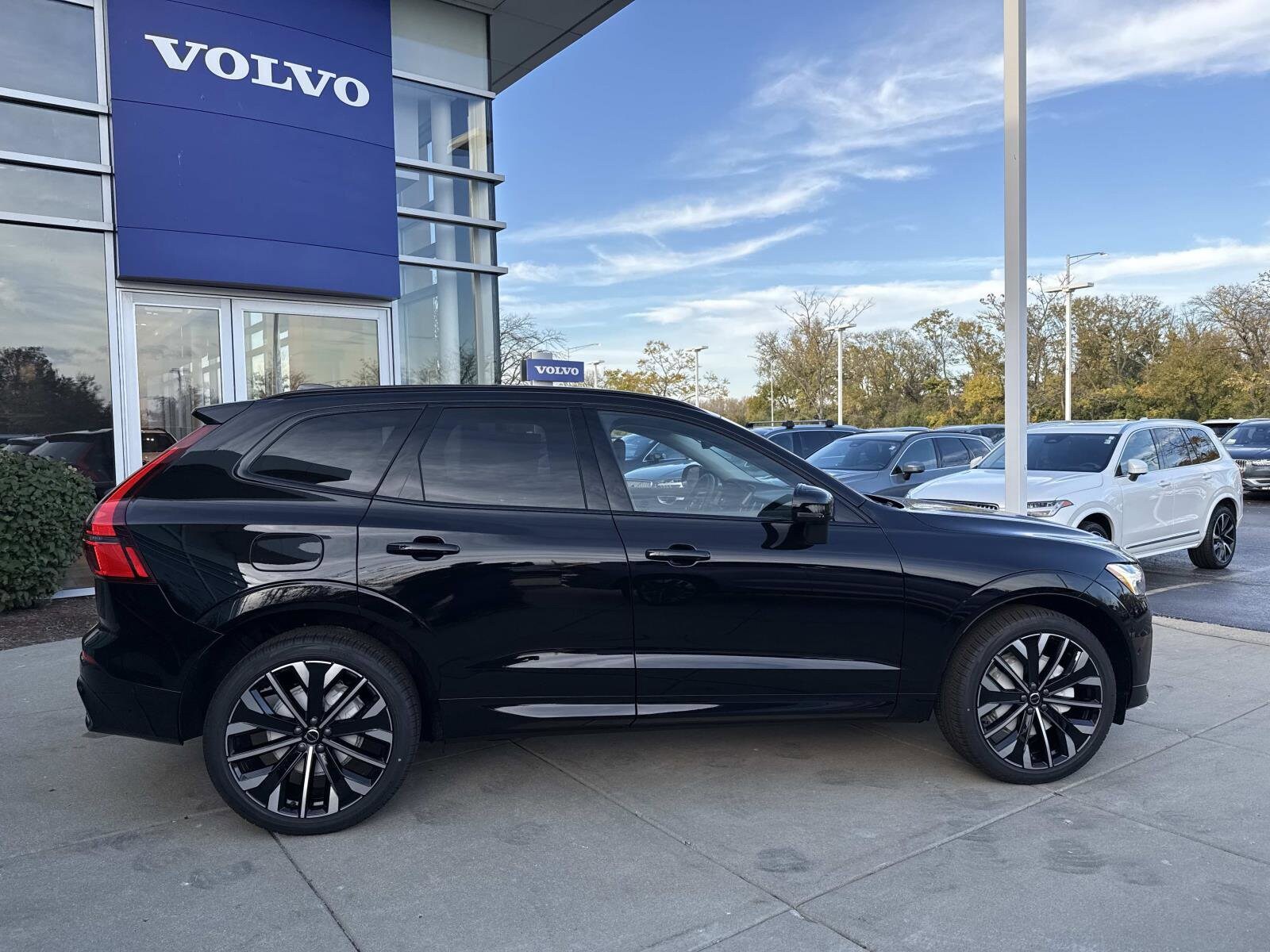 2026 Volvo XC60 B5 photo 3