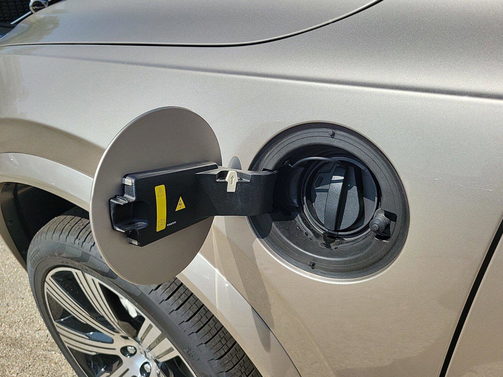 2025 Volvo XC90 T8 photo 2