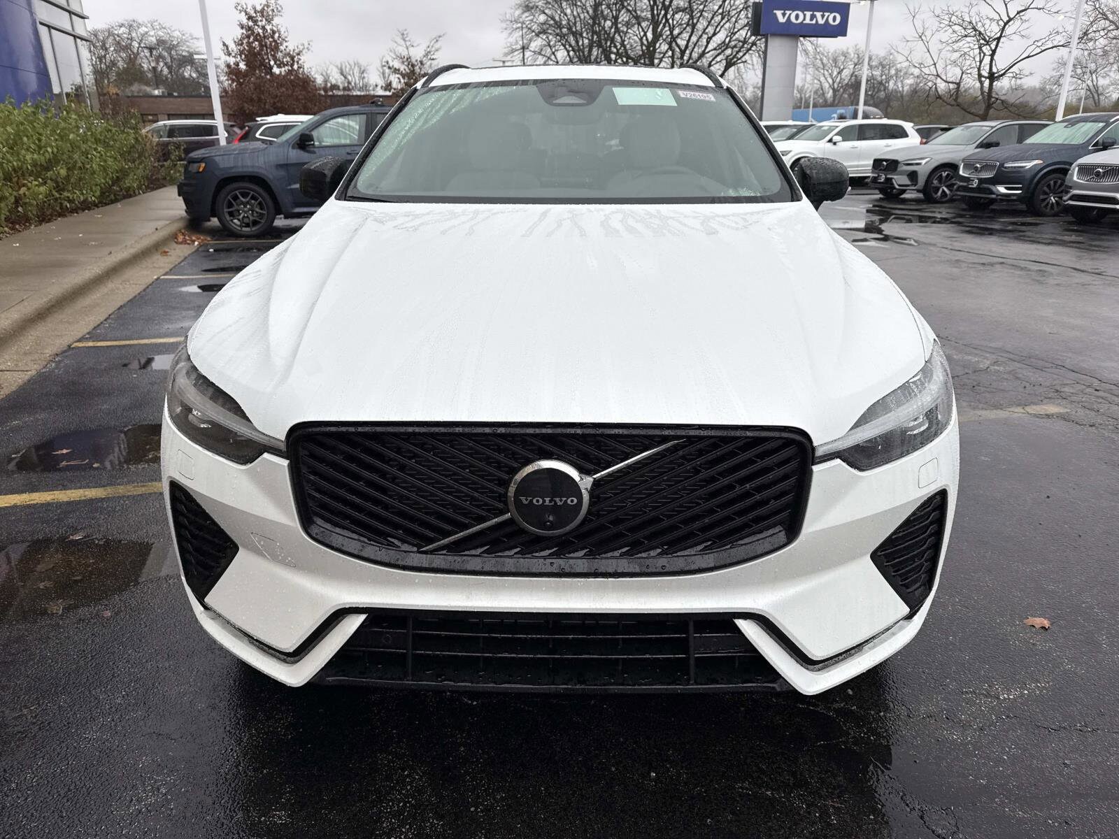 2026 Volvo XC60 Plus photo 2