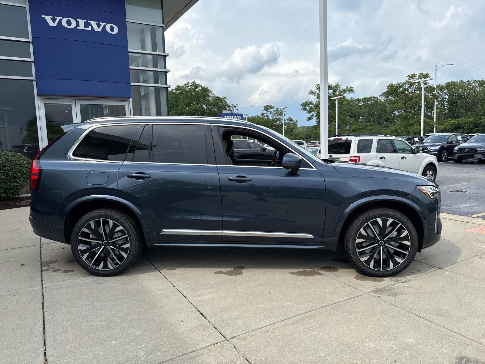 2026 Volvo XC90 Plus photo 4