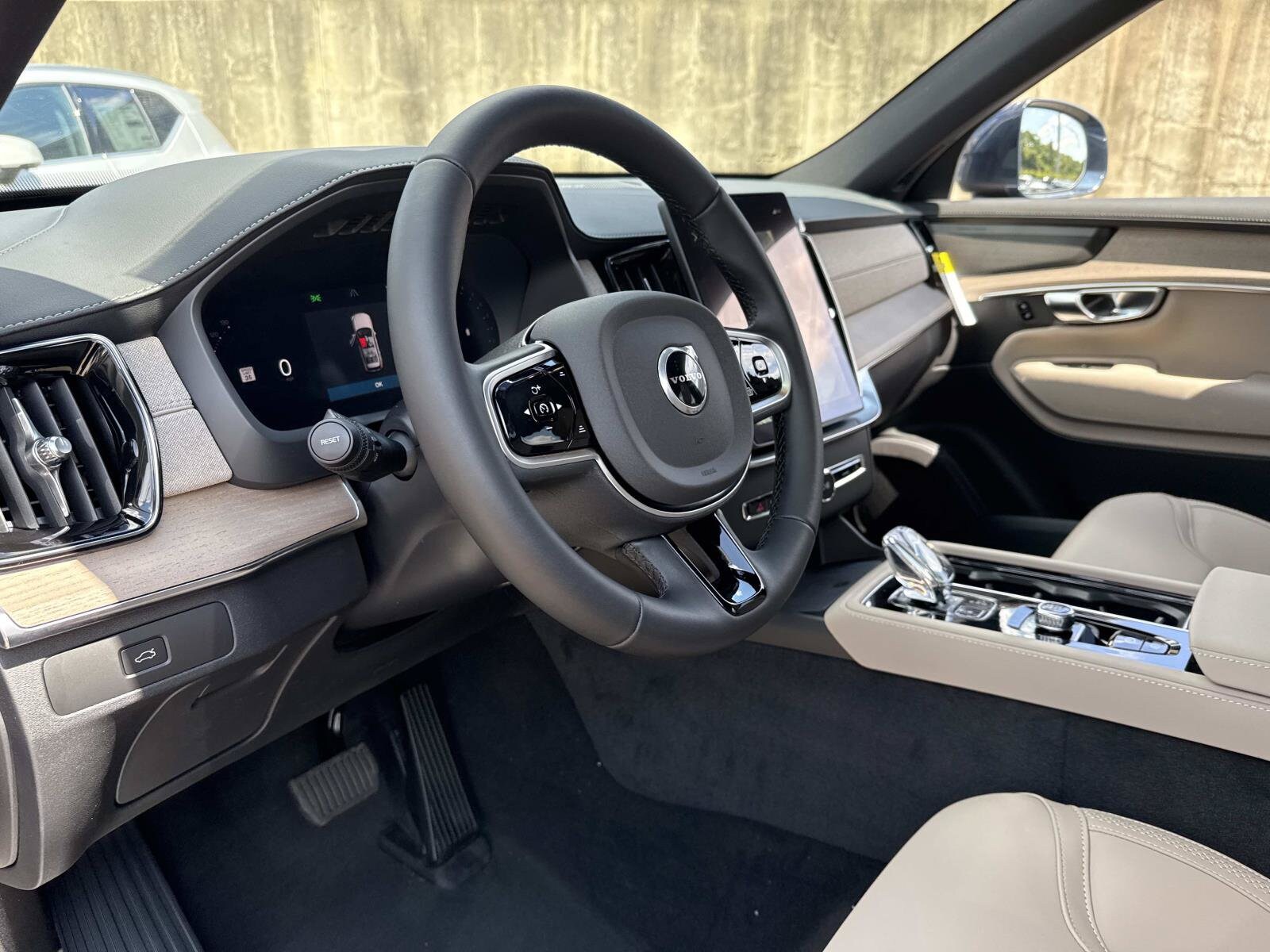 2026 Volvo XC90 Plus - Photo 24