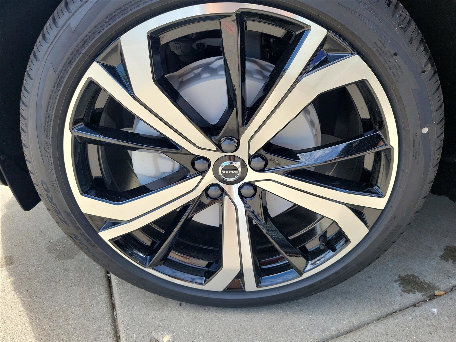 2025 Volvo XC60 B5 photo 3