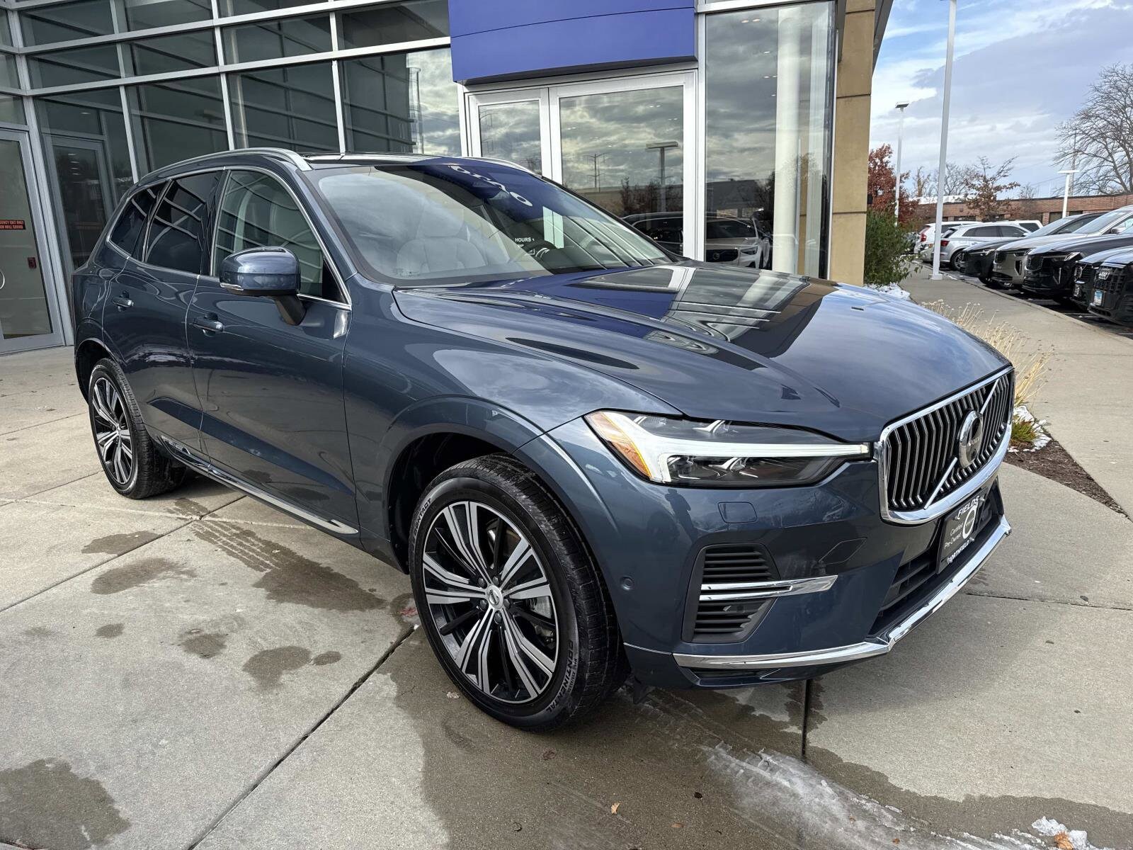 2023 Volvo XC60 Recharge Hybrid T8 Plus photo 3