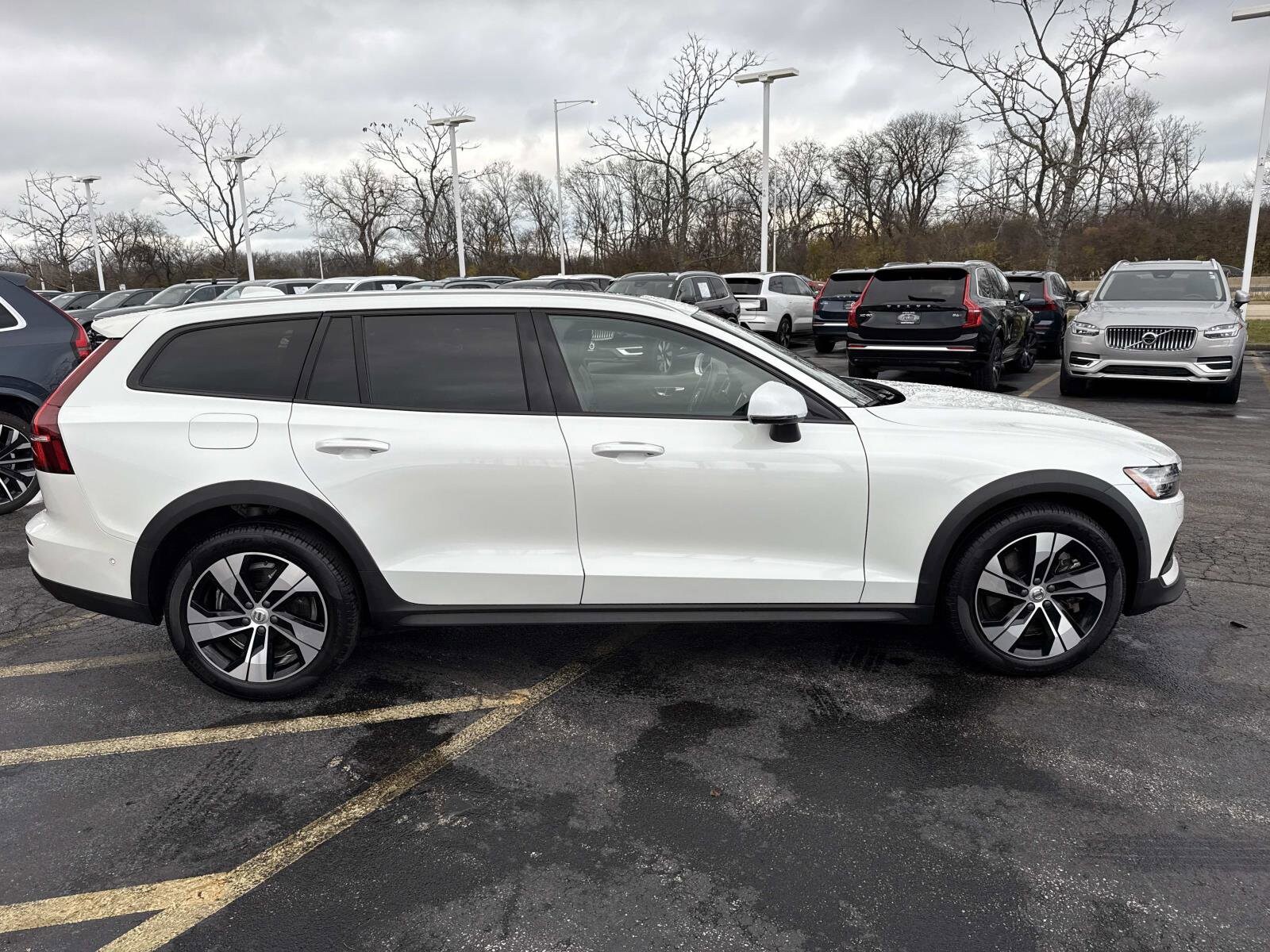 2024 Volvo V60 Cross Country B5 Plus photo 3