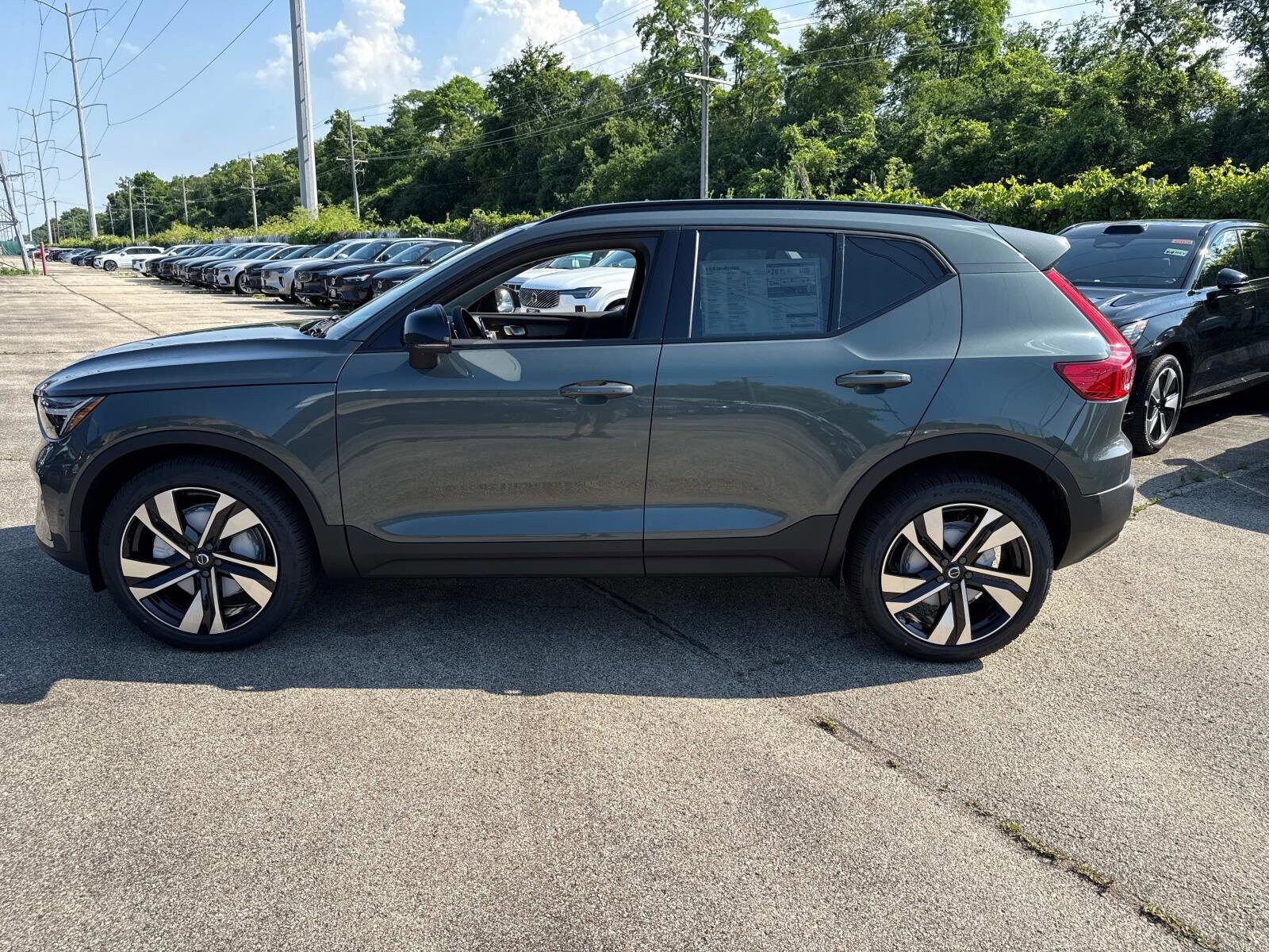 2026 Volvo XC40 photo 2