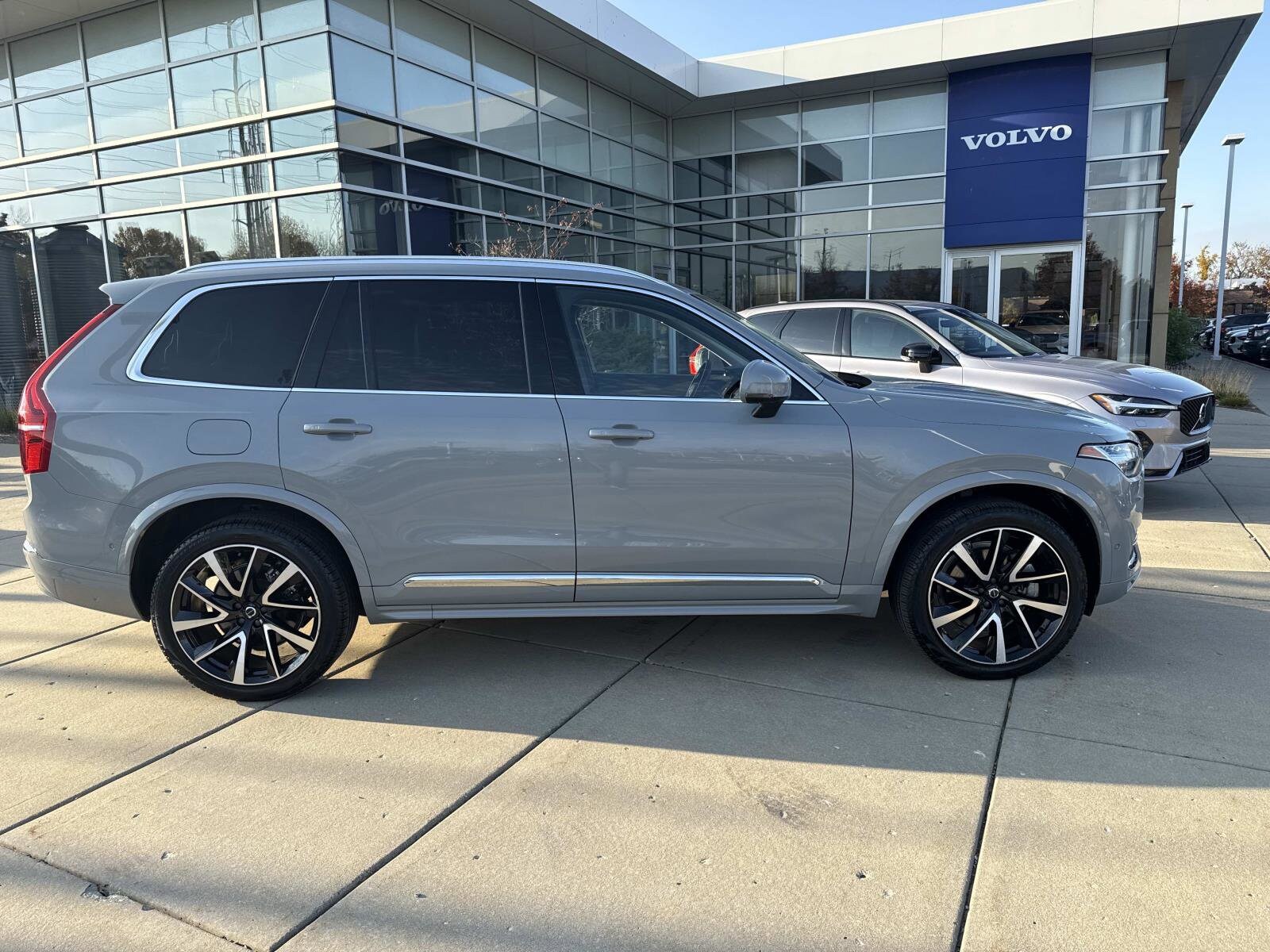 2024 Volvo XC90 B5 Plus photo 2