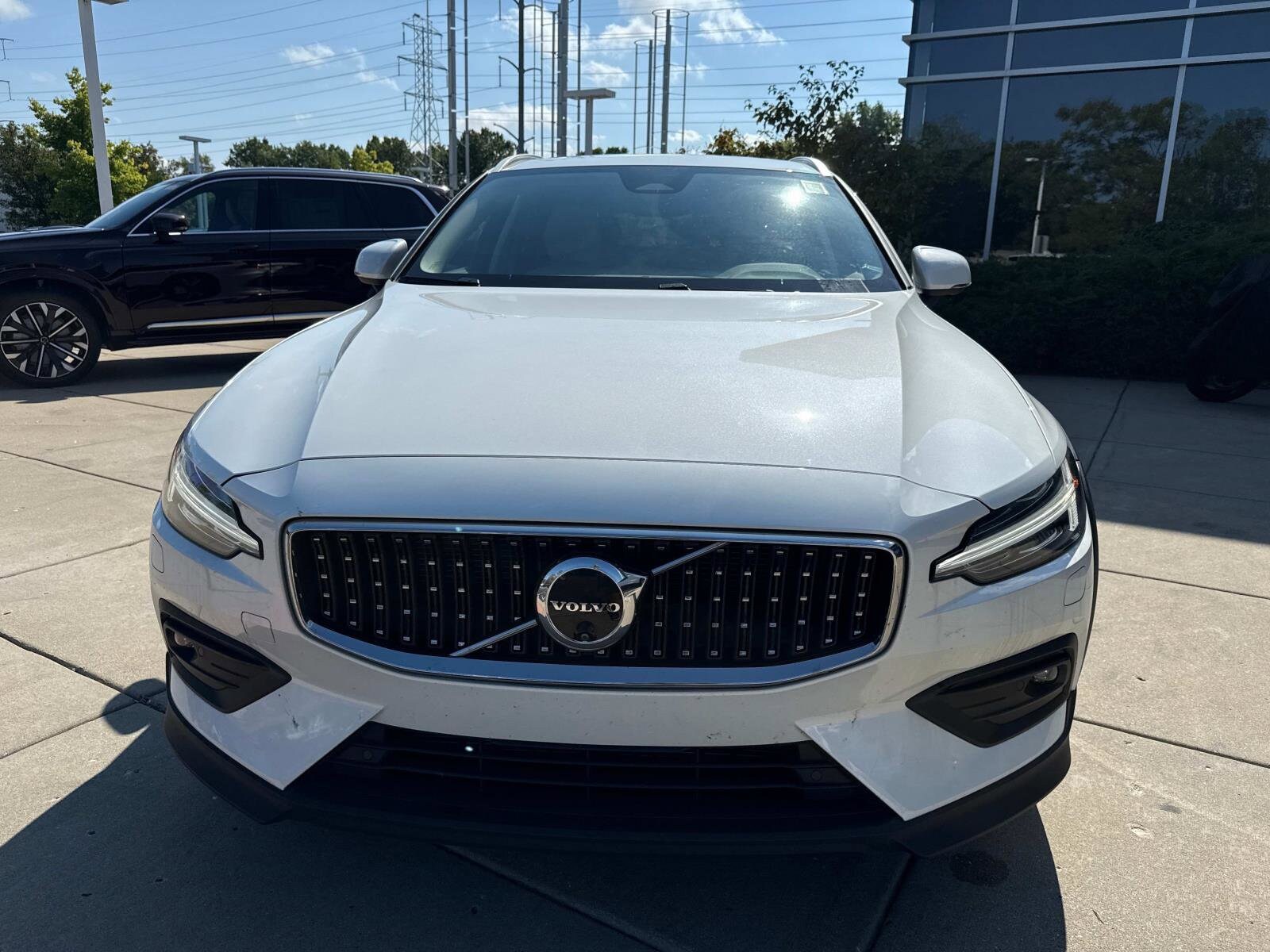2024 Volvo V60 Cross Country B5 Plus photo 2
