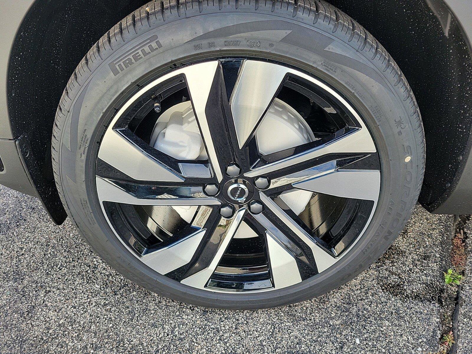2025 Volvo XC40 Plus photo 2