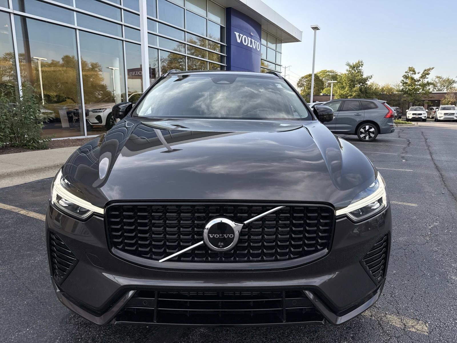 2025 Volvo XC60 B5 Plus photo 2