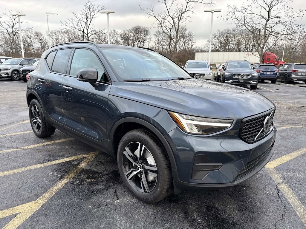 New 2026 Volvo XC40 B5 Core SUV
