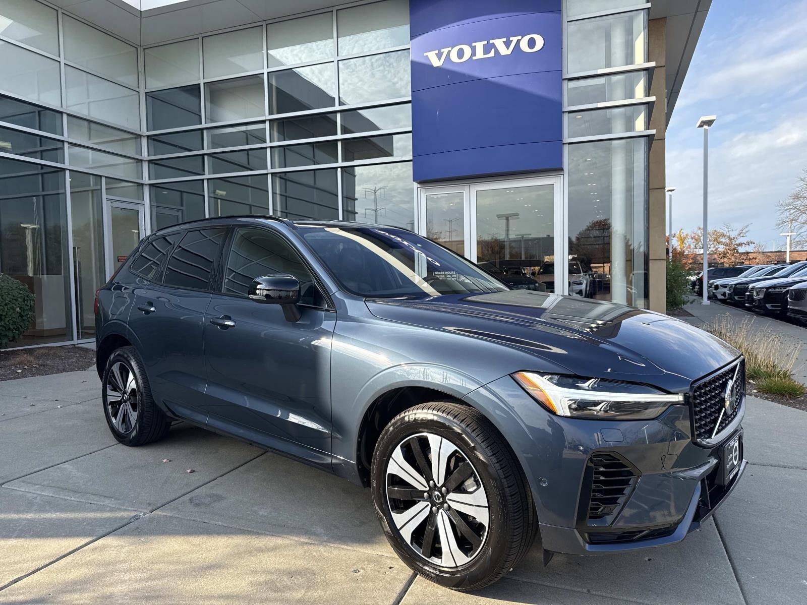 2023 Volvo XC60 Recharge Hybrid T8 Plus photo 3