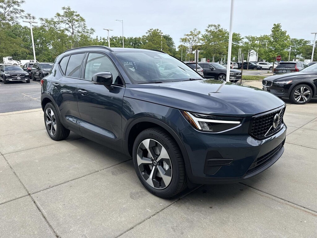 New 2026 Volvo XC40 B5 Core SUV