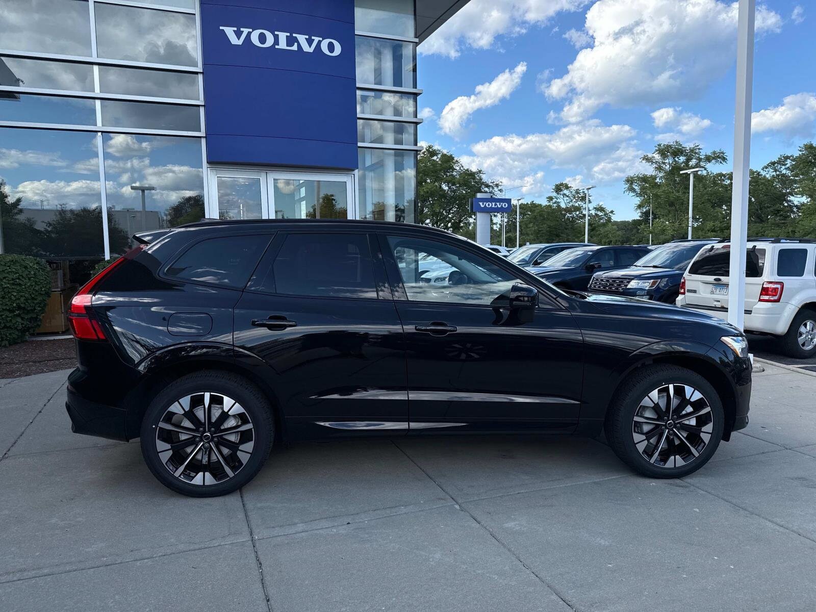2026 Volvo XC60 B5 Plus photo 4
