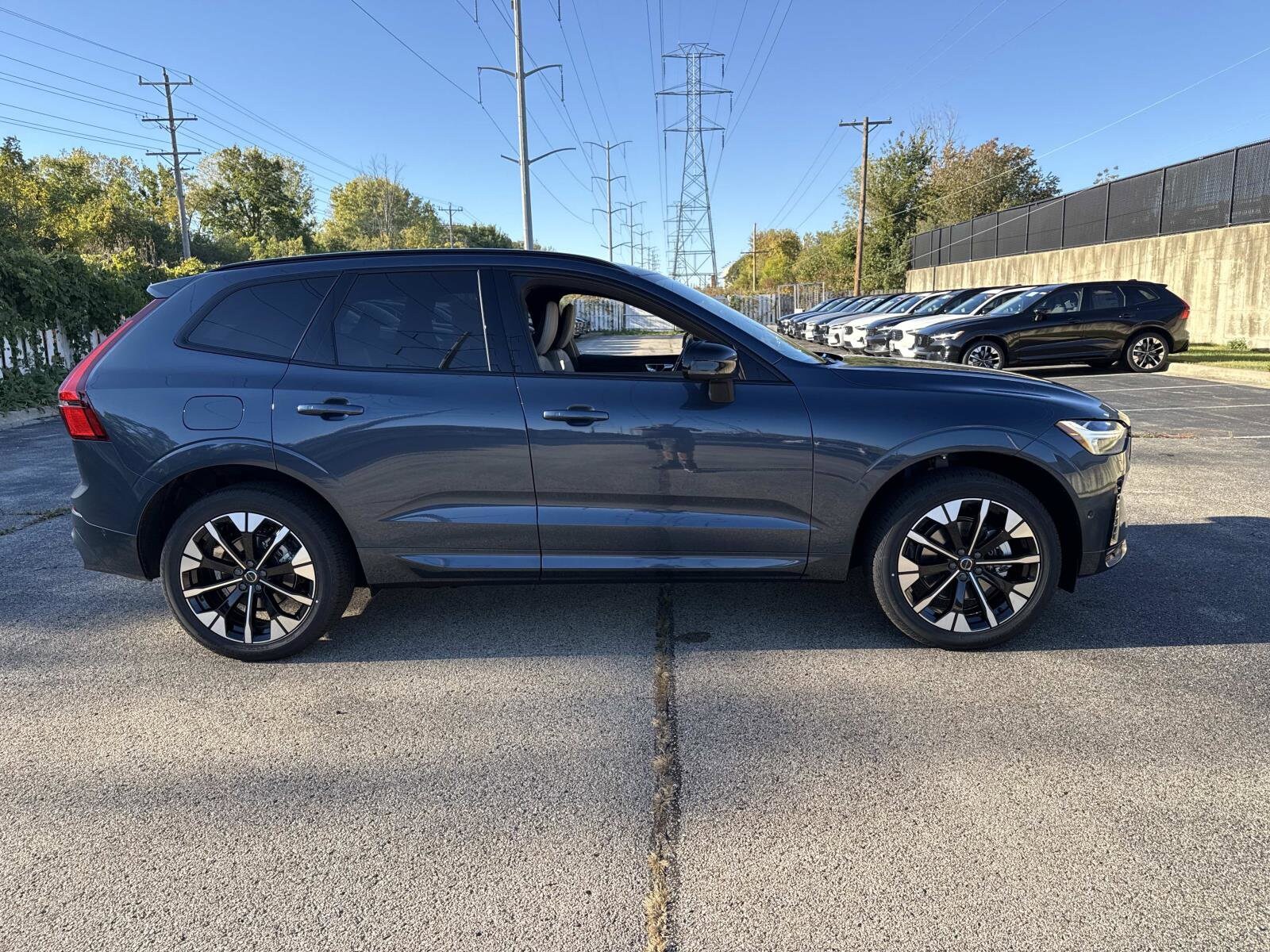 2026 Volvo XC60 B5 Plus photo 4