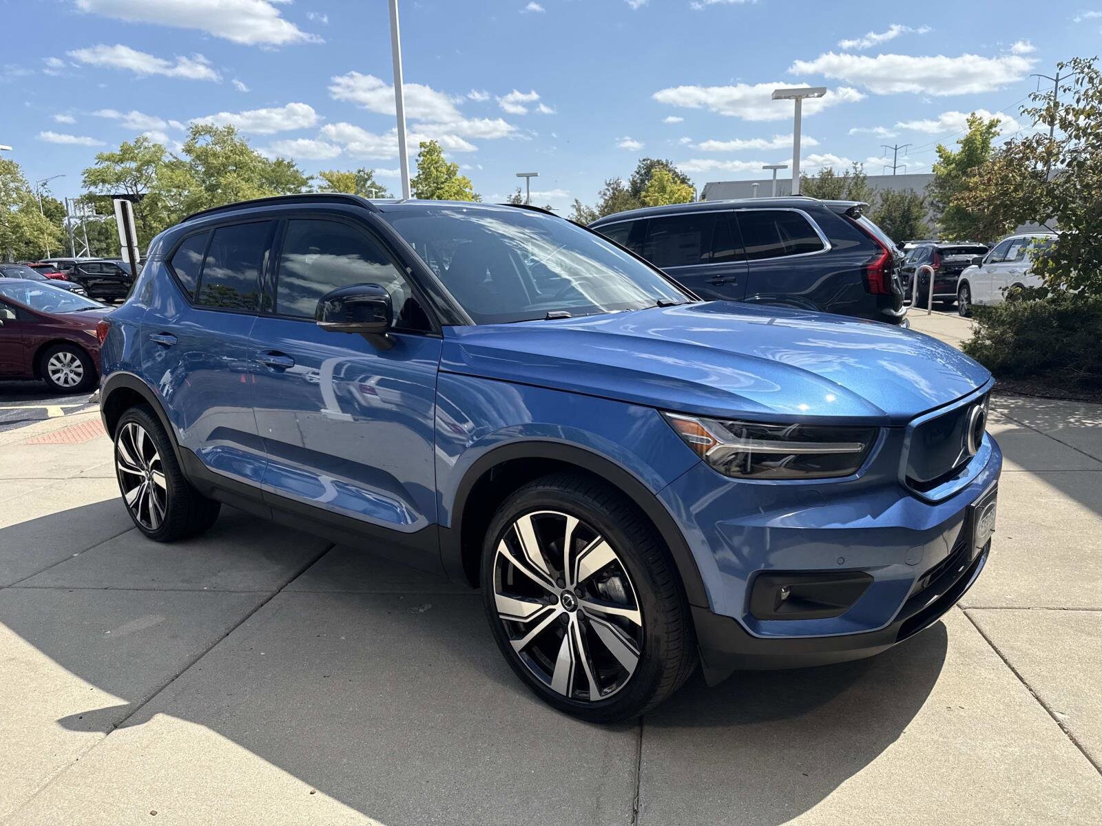2021 Volvo XC40 Recharge Twin P8 photo 2