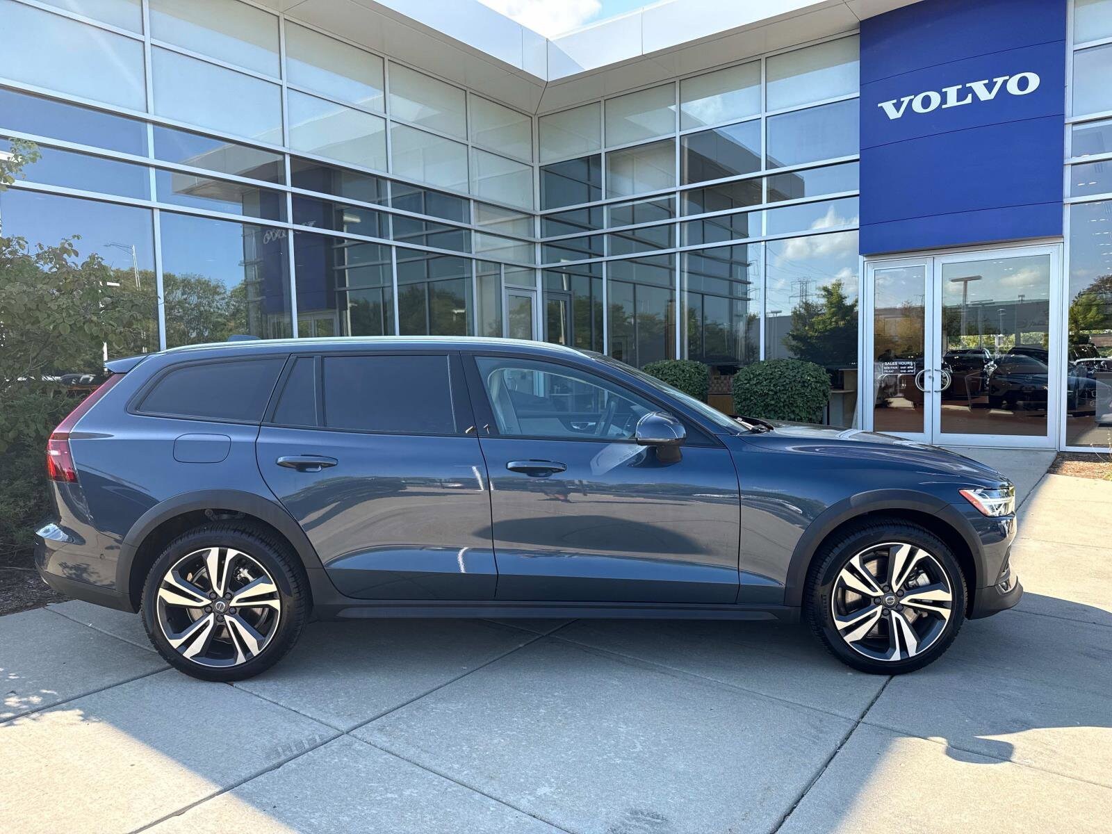 2024 Volvo V60 Cross Country B5 Plus photo 4