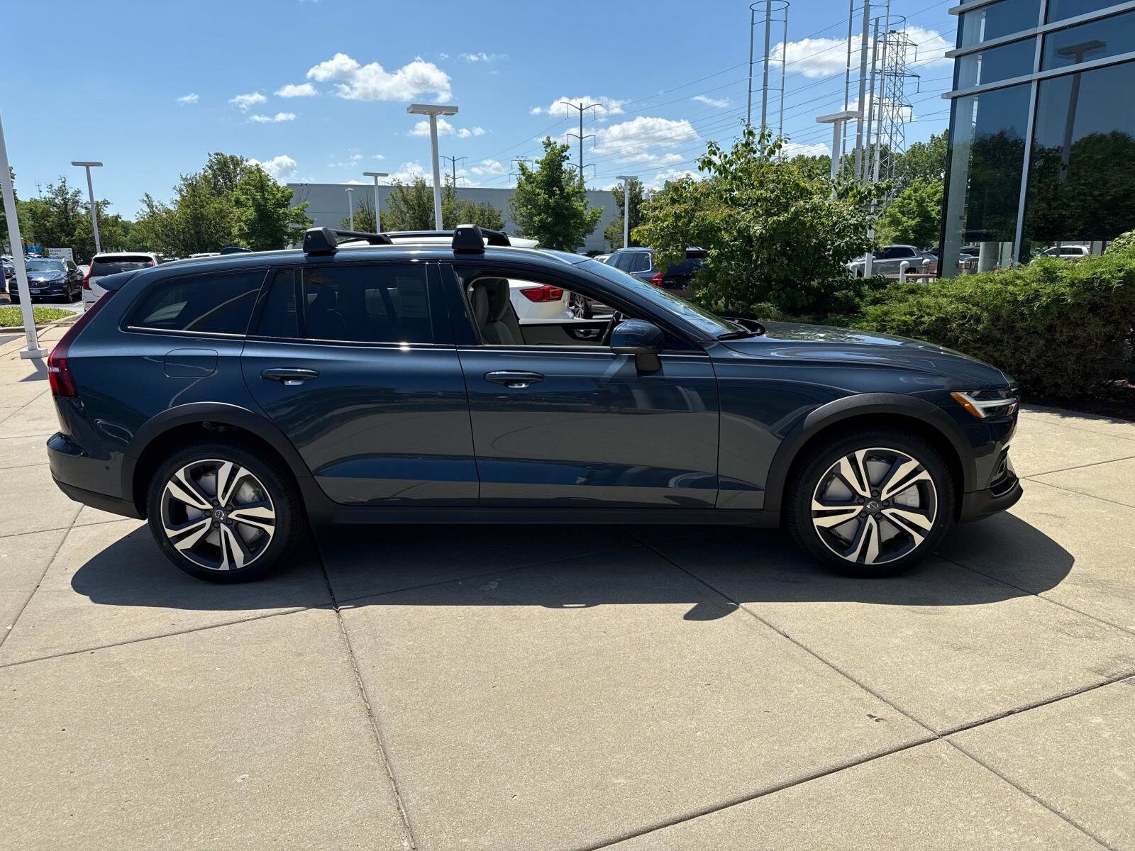 2026 Volvo V60 Cross Country B5 Plus photo 4