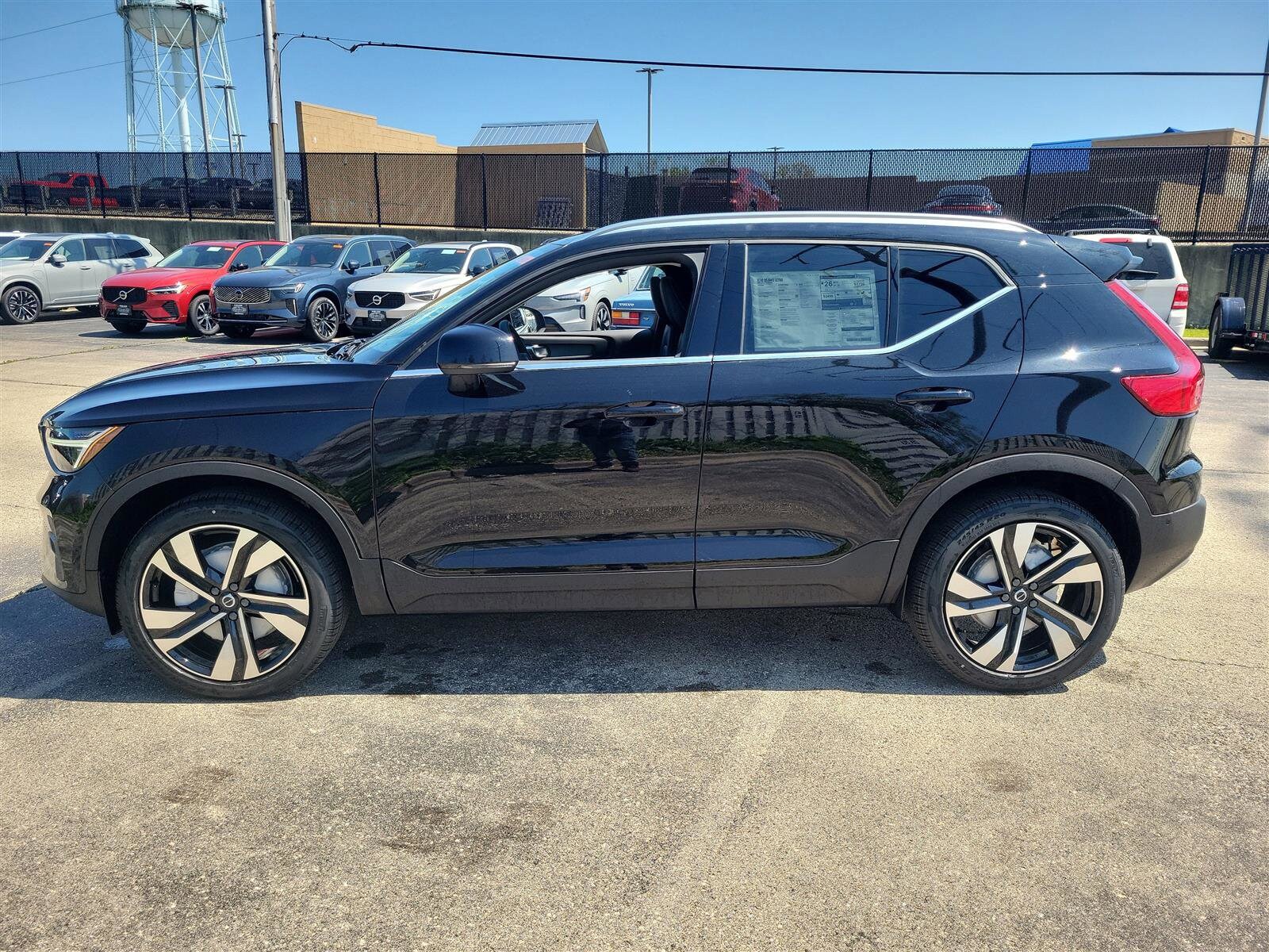 2025 Volvo XC40 photo 2