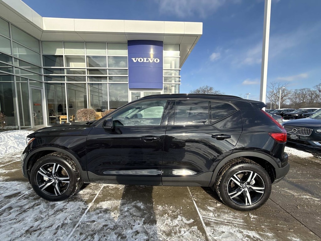 New 2026 Volvo XC40 B5 Core SUV