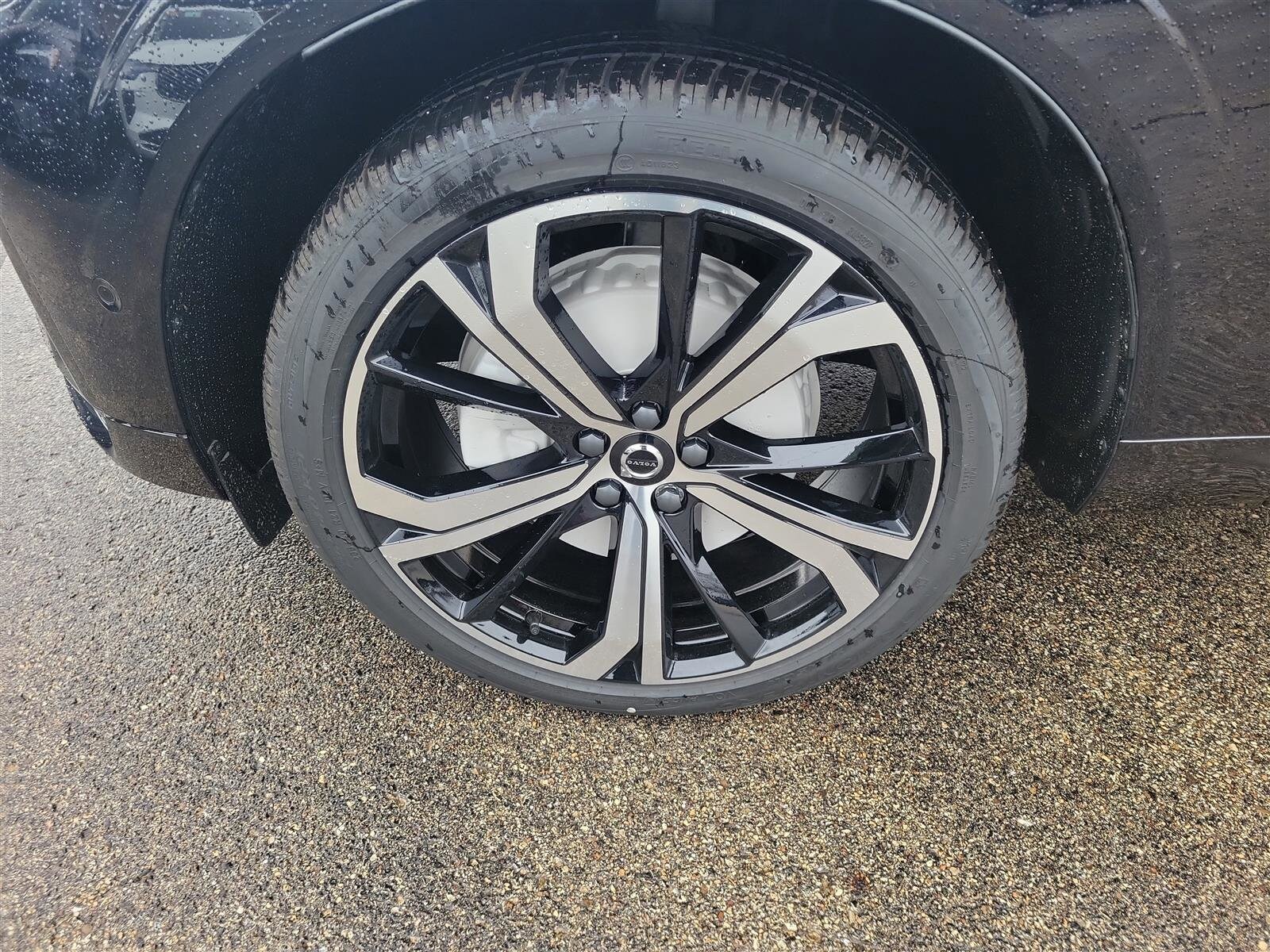 2025 Volvo XC60 B5 photo 2