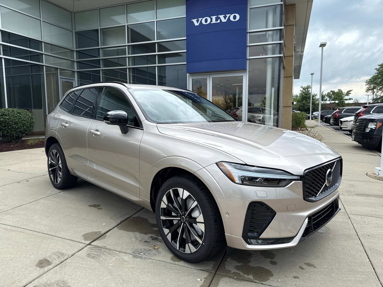 2026 Volvo XC60 B5 photo 3