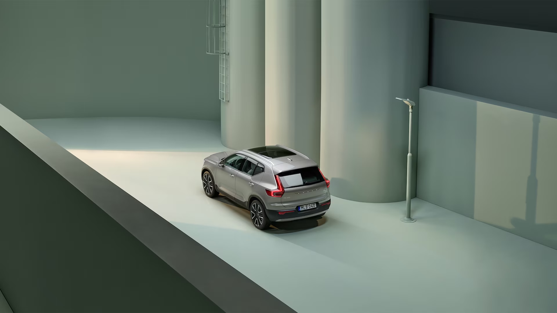 2023-xc40-mild-hyb-back-above.png
