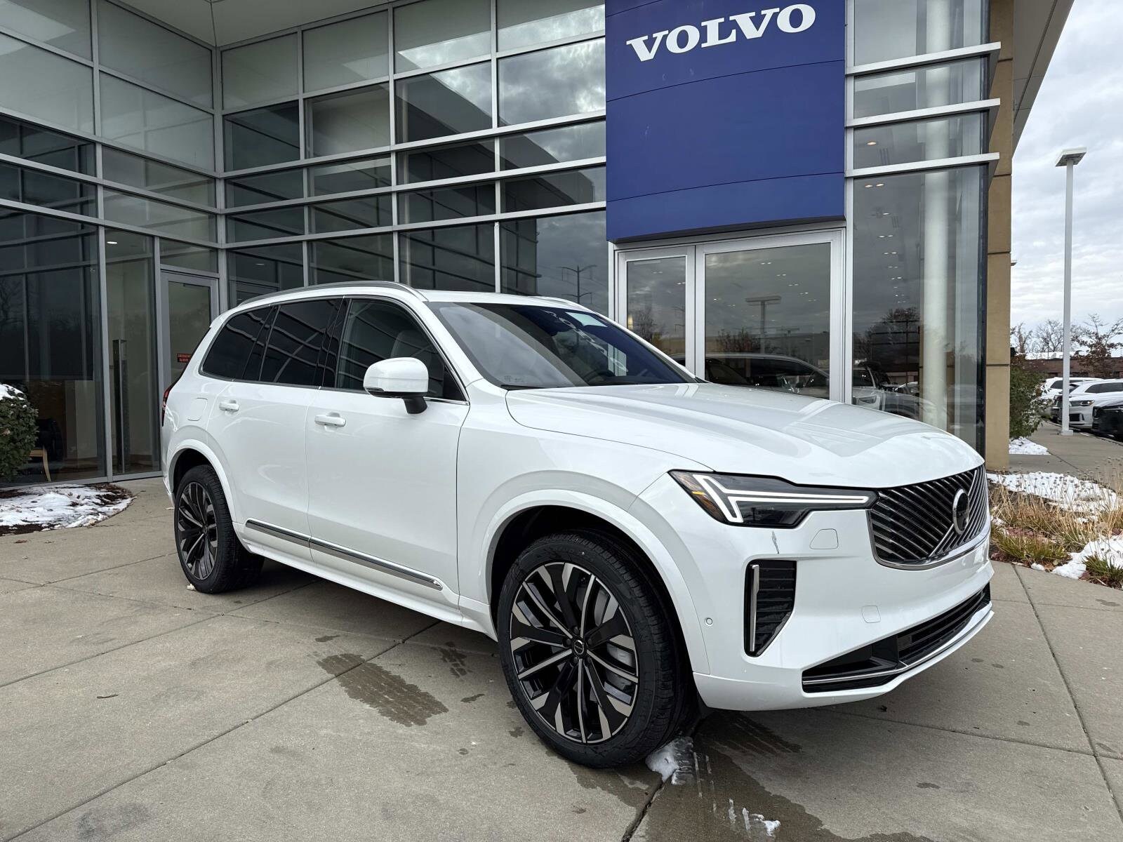 2026 Volvo XC90 Plus photo 2