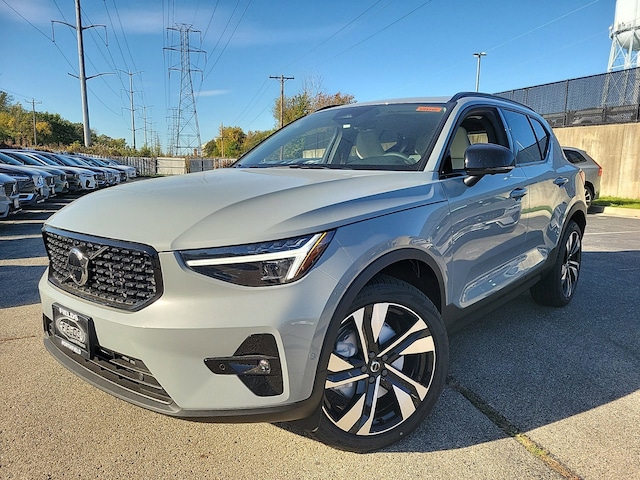 2025 Volvo XC40 B5 Plus Dark Theme AWD SUV