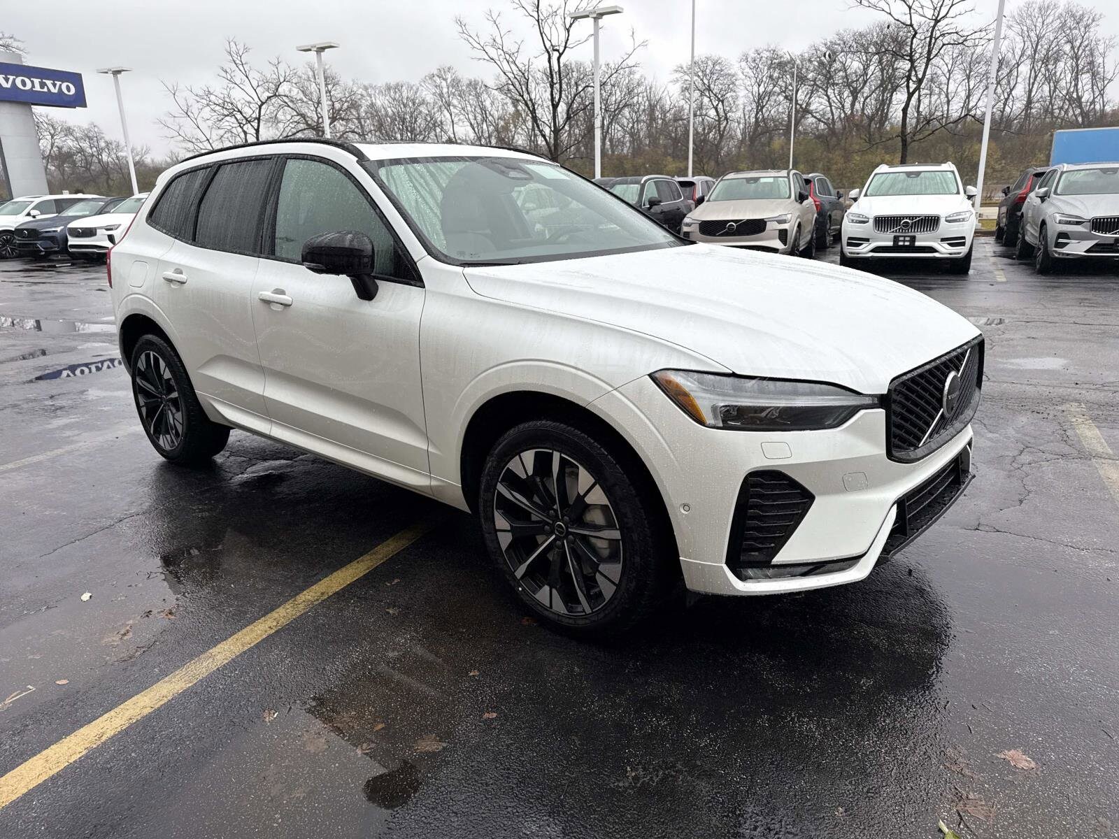 2026 Volvo XC60 Plus photo 3