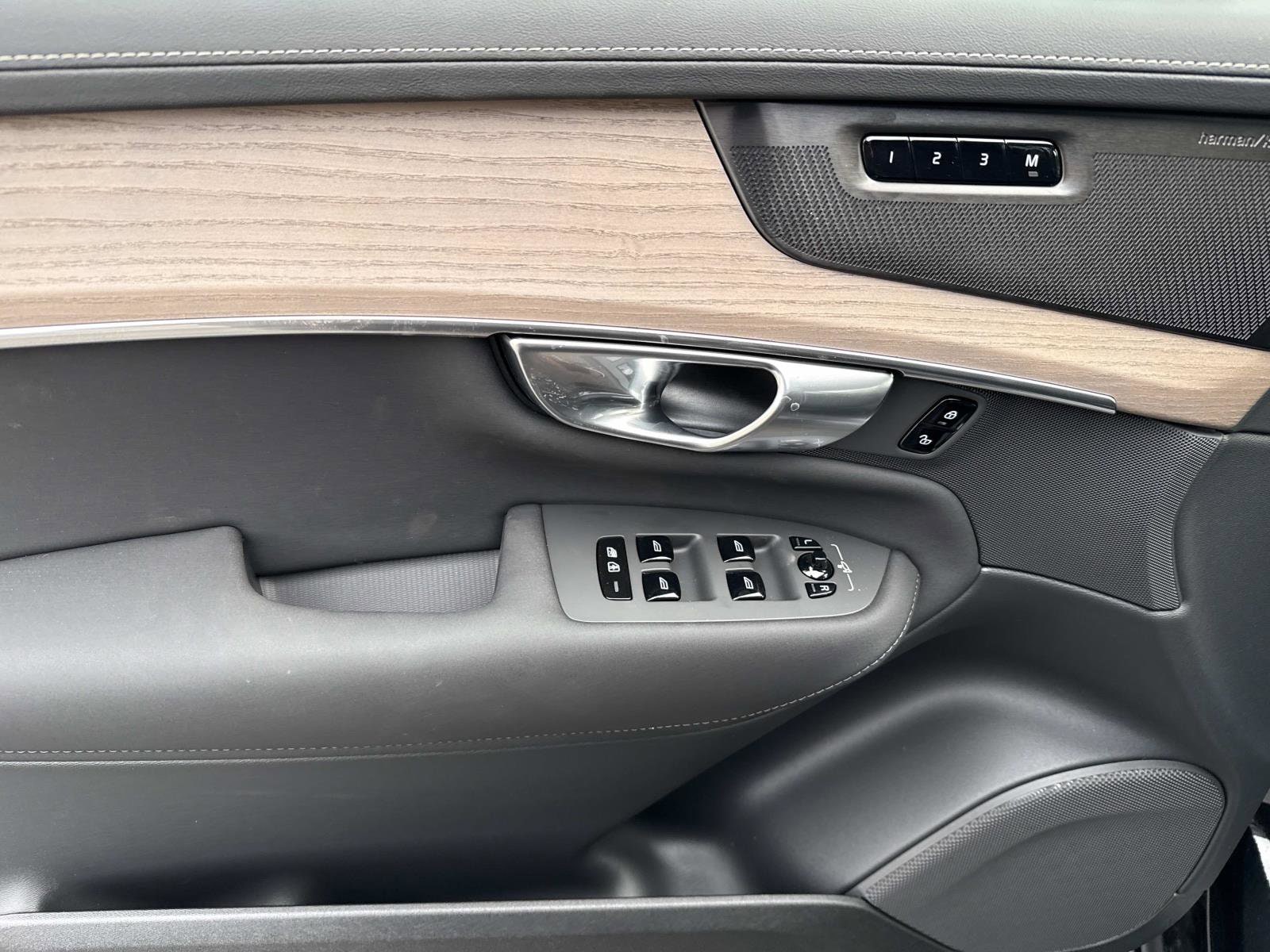 2026 Volvo XC90 Plus - Photo 17