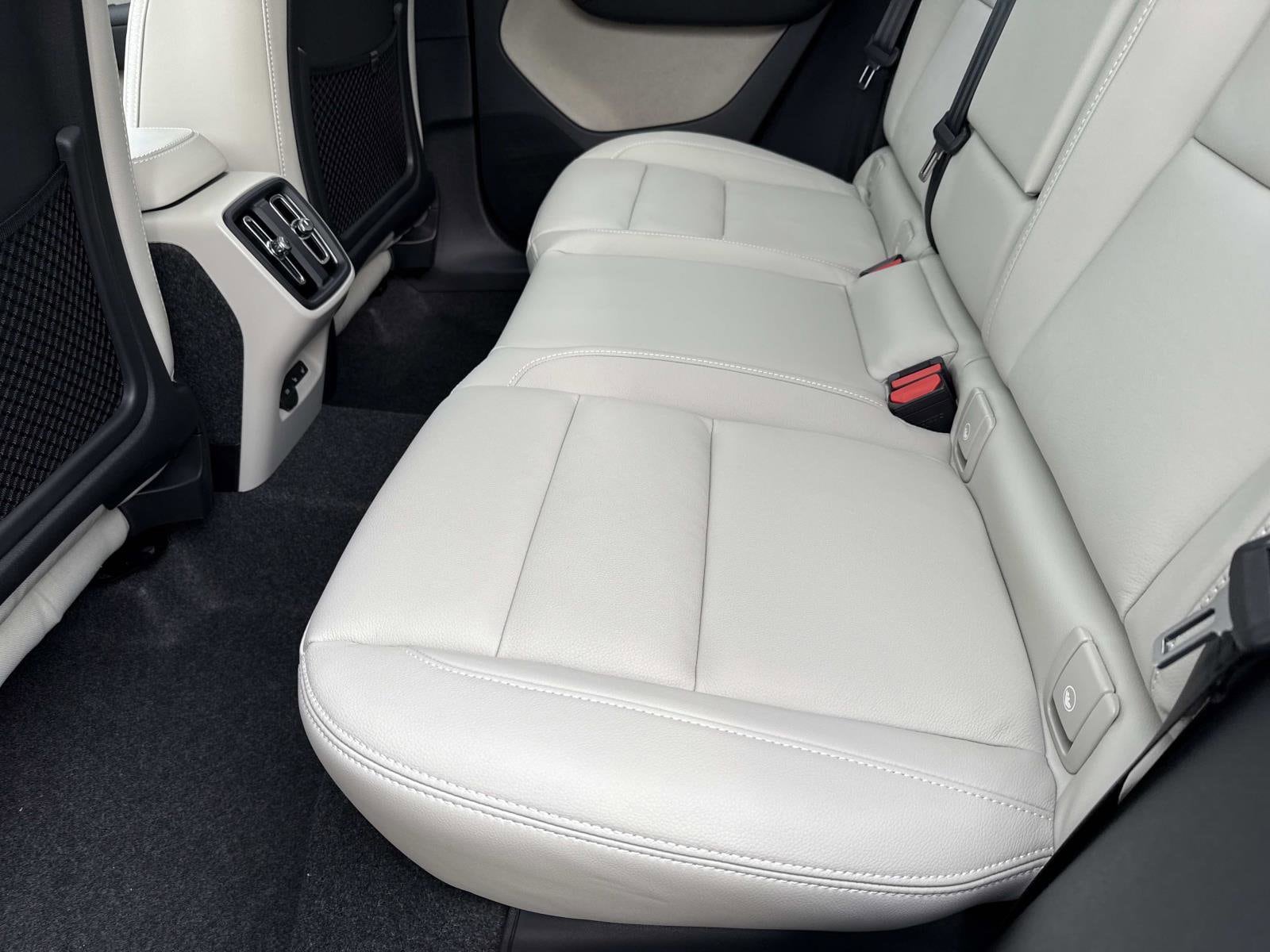 2026 Volvo XC40 Ultra - Photo 13