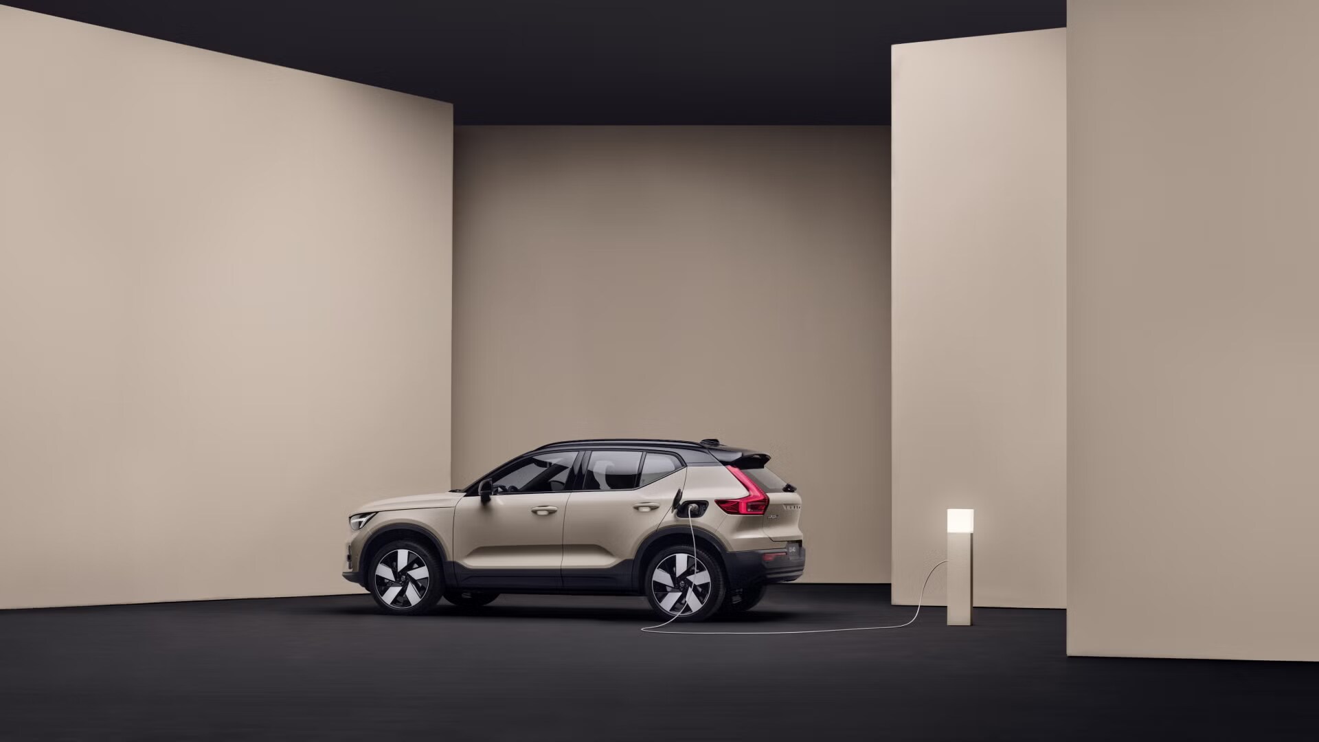 2025 Volvo EX40