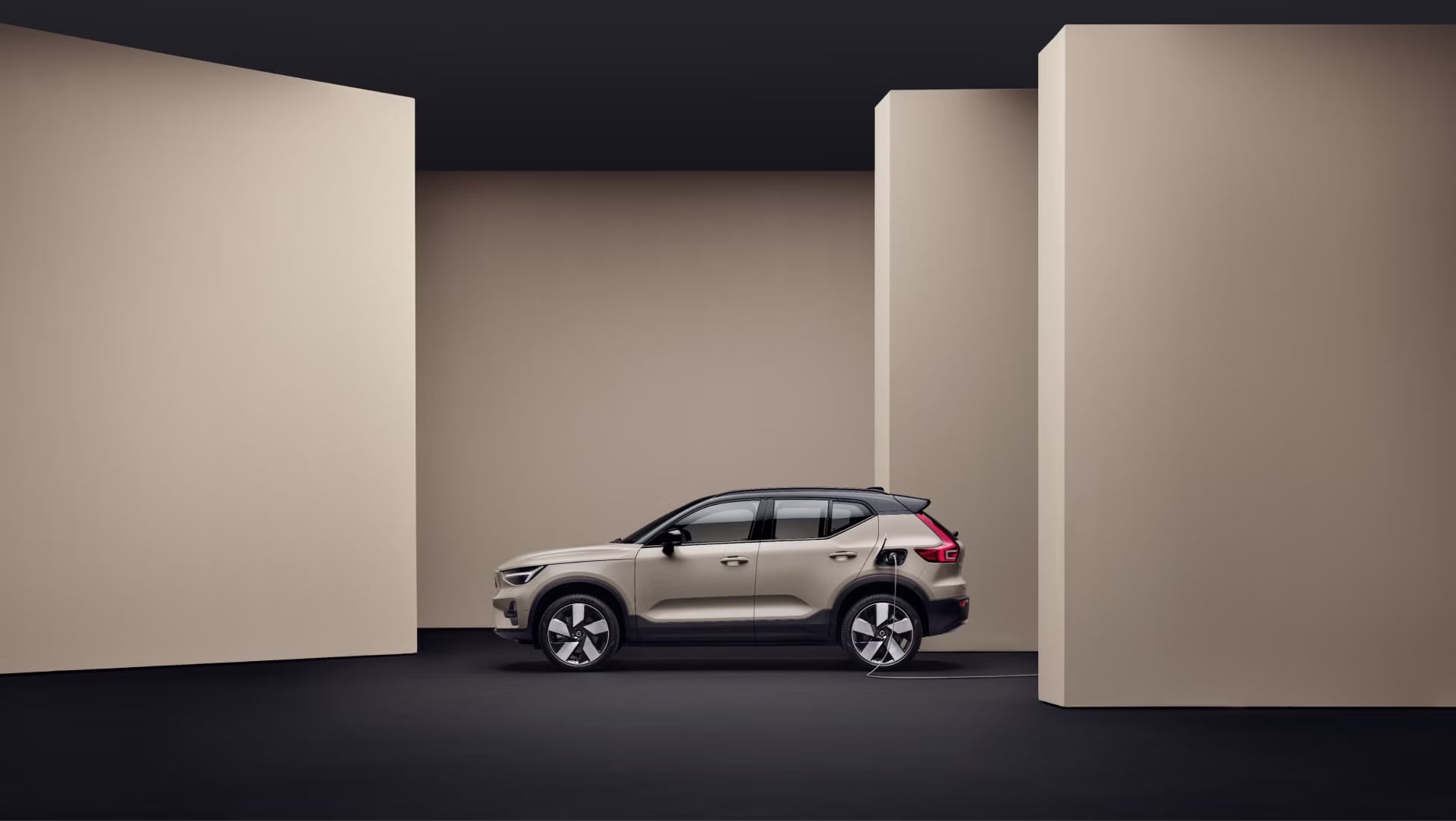 2025-volvo-ex40-electric-hero-profile.png