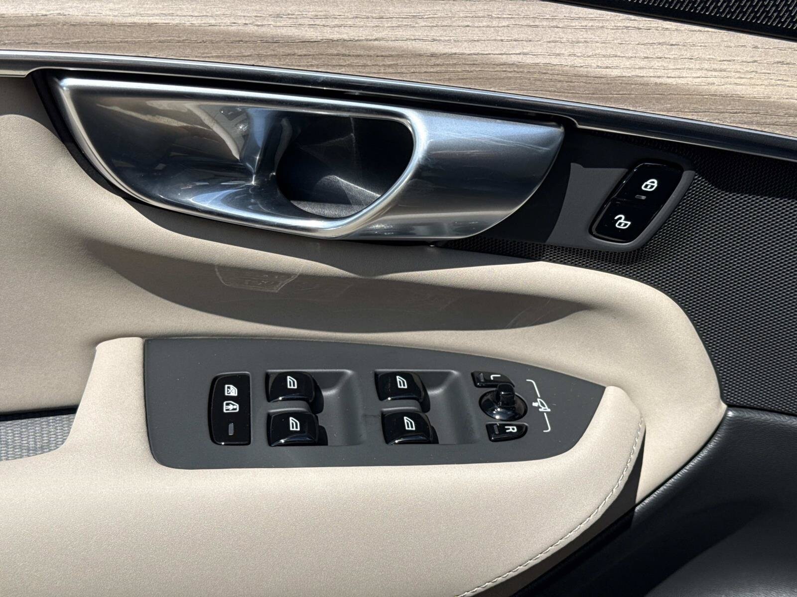 2026 Volvo XC90 Plus - Photo 20